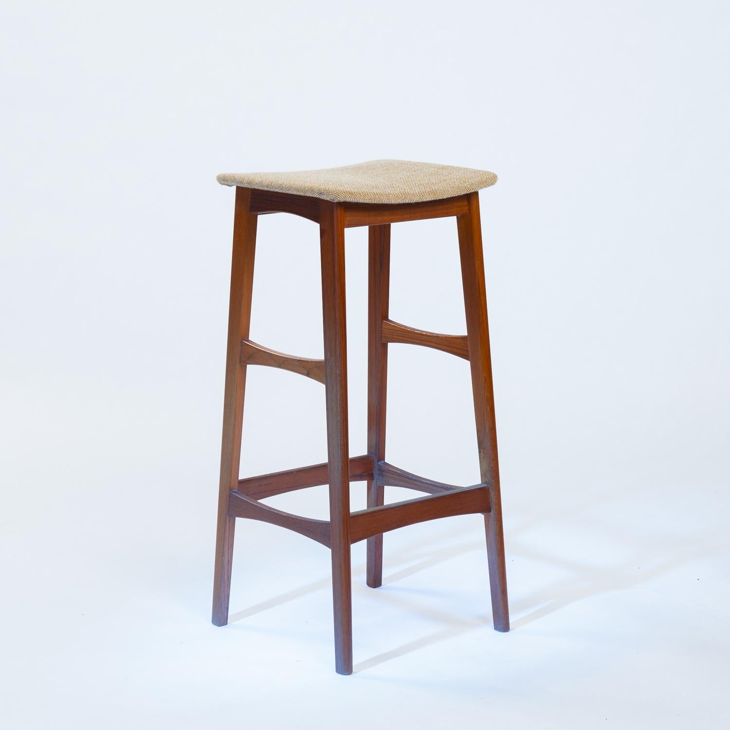 Dänische Barhocker aus Teakholz von Erik Buch für Dyrlund, Dänemark 1960er Jahre, 3er-Set (Mitte des 20. Jahrhunderts) im Angebot