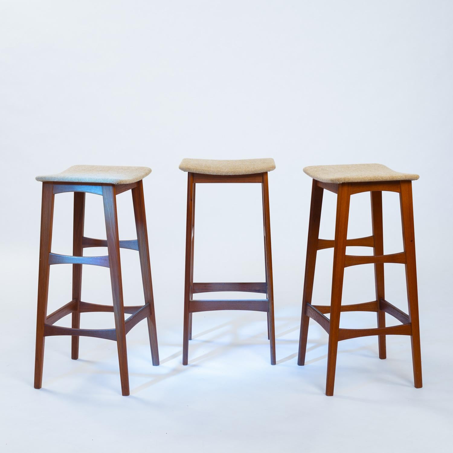 Dänische Barhocker aus Teakholz von Erik Buch für Dyrlund, Dänemark 1960er Jahre, 3er-Set im Angebot 1