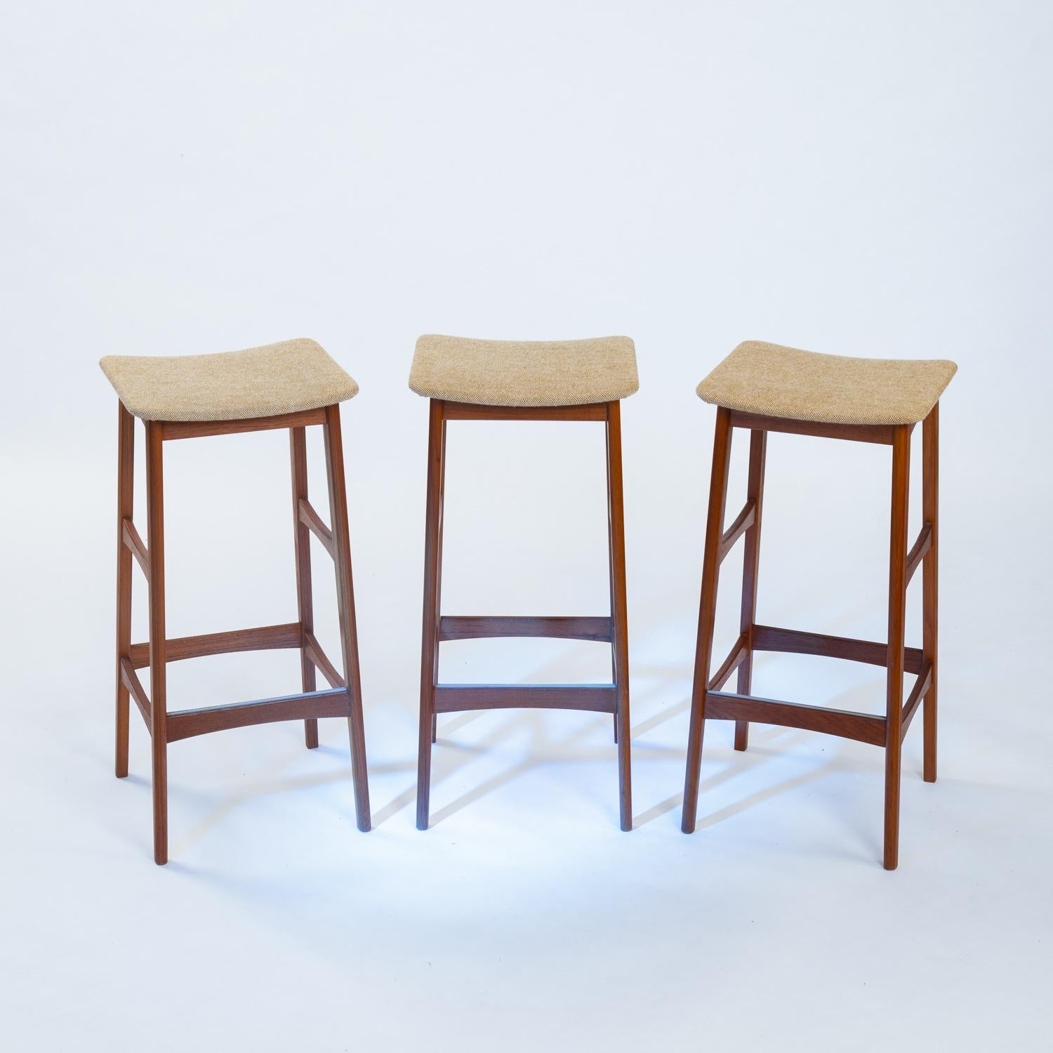 Dänische Barhocker aus Teakholz von Erik Buch für Dyrlund, Dänemark 1960er Jahre, 3er-Set im Angebot 2