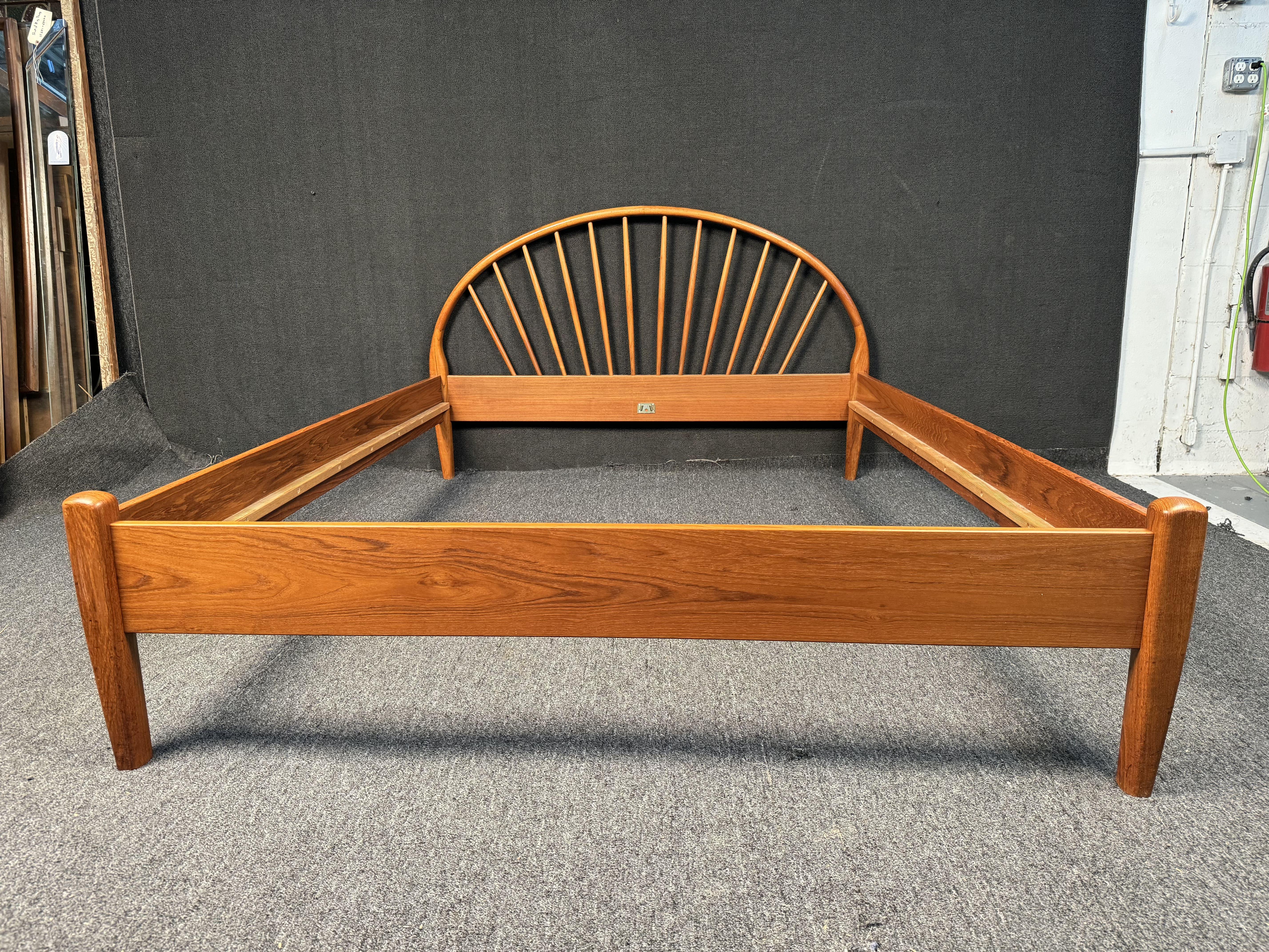Mid-Century Modern Cadre de lit en teck danois par Jespersen of Denmark en vente