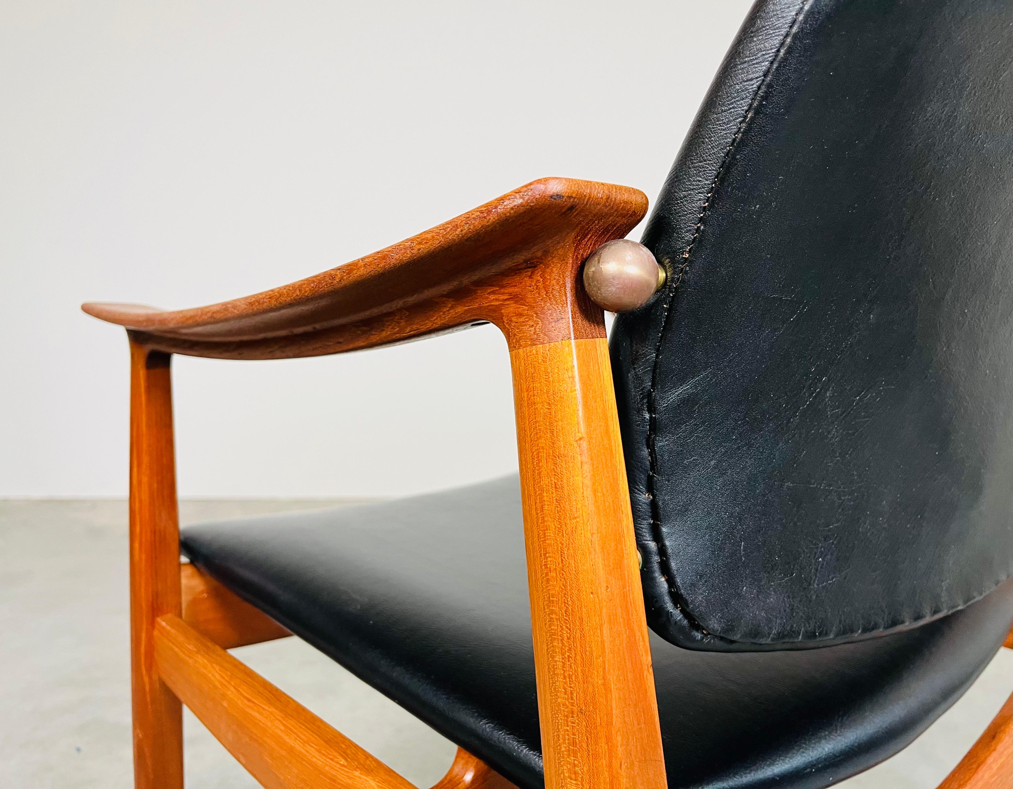 Poltrona danese in teak e pelle nera di Tove & Edvard Kindt-Larsen 1950s in vendita 3