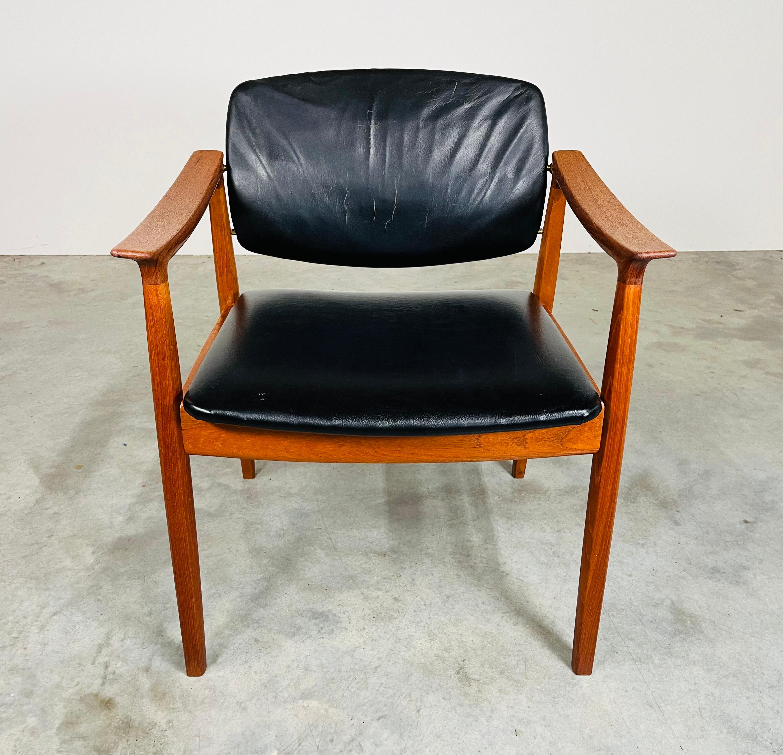 Tove & Edvard Kindt-Larsen / Poltrona modello 189 per France & Daverkosen e distribuita negli Stati Uniti da John Stuart. Un elegante design scultoreo con braccioli intagliati, seduta e schienale in pelle fissati da supporti a sfera in ottone