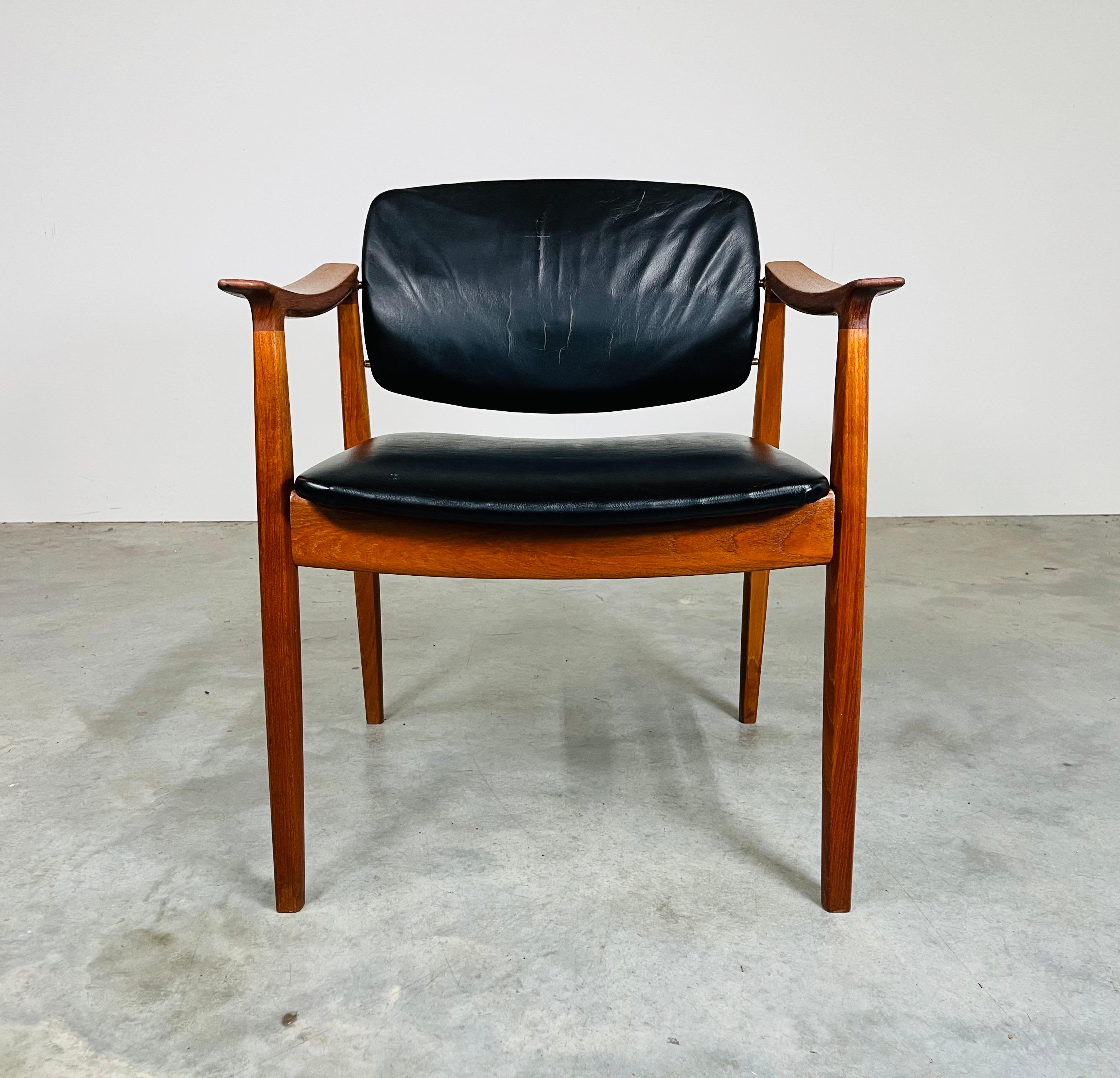 Scandinavo moderno Poltrona danese in teak e pelle nera di Tove & Edvard Kindt-Larsen 1950s in vendita