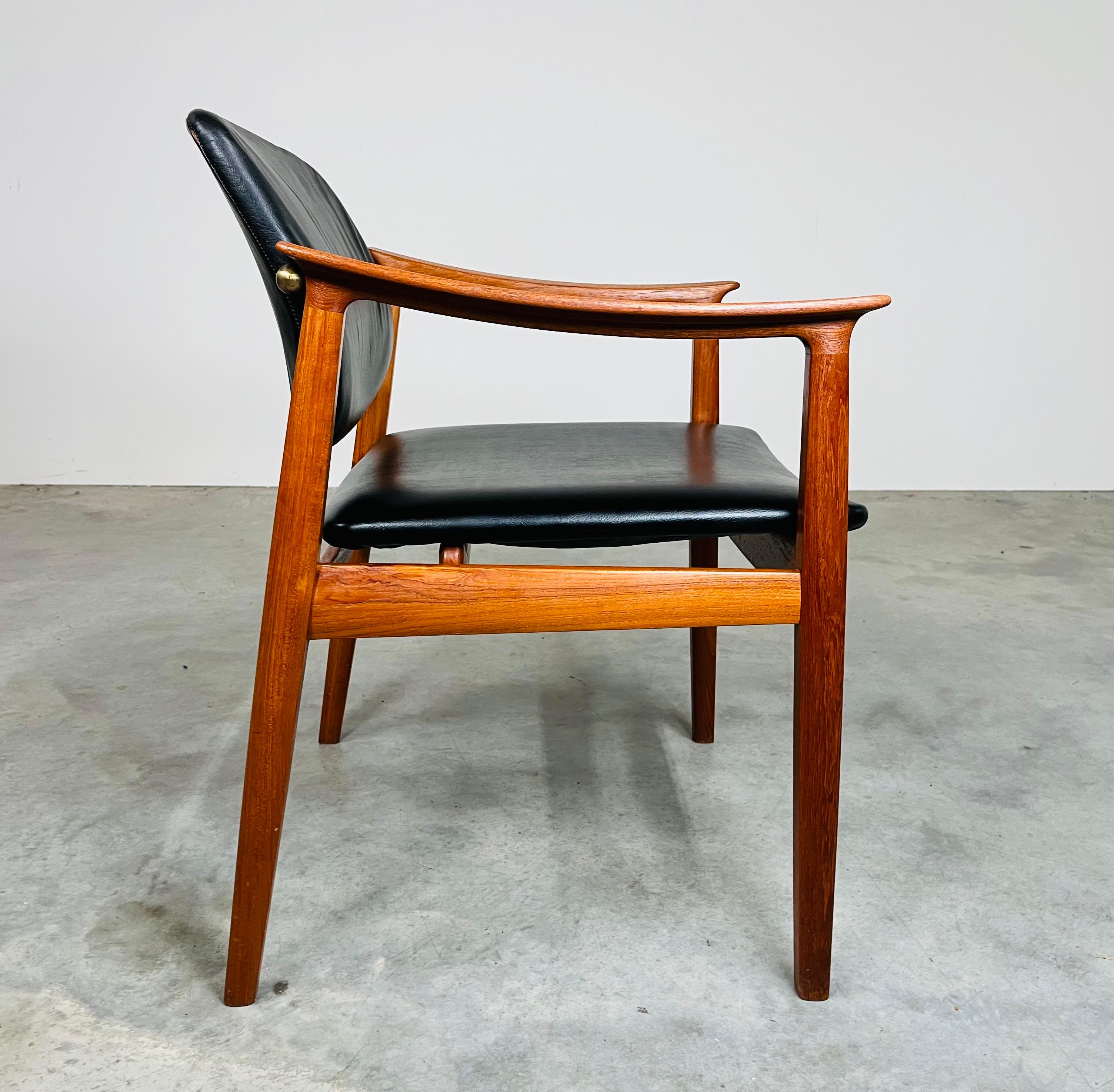 Danese Poltrona danese in teak e pelle nera di Tove & Edvard Kindt-Larsen 1950s in vendita