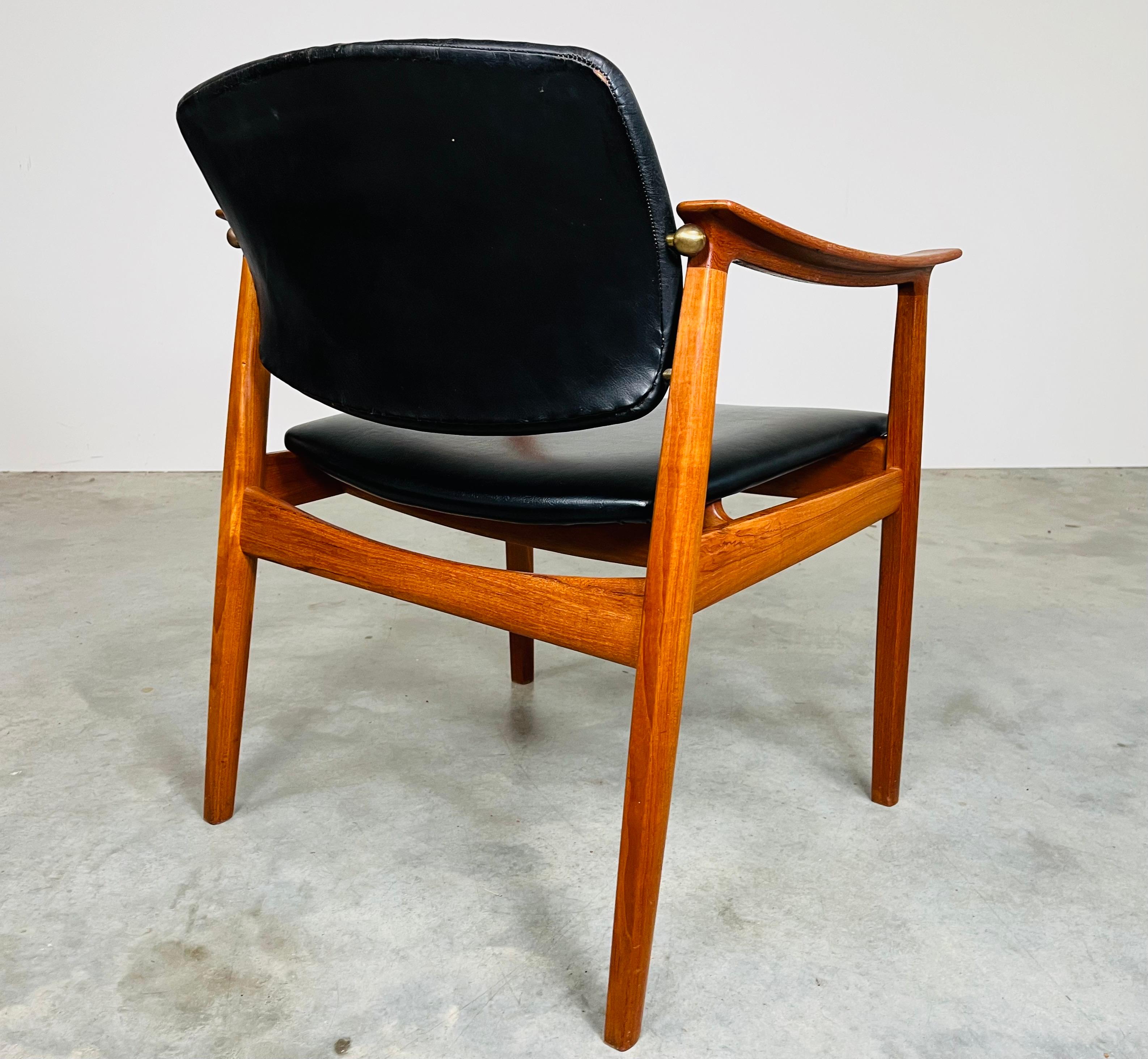 Intagliato a mano Poltrona danese in teak e pelle nera di Tove & Edvard Kindt-Larsen 1950s in vendita