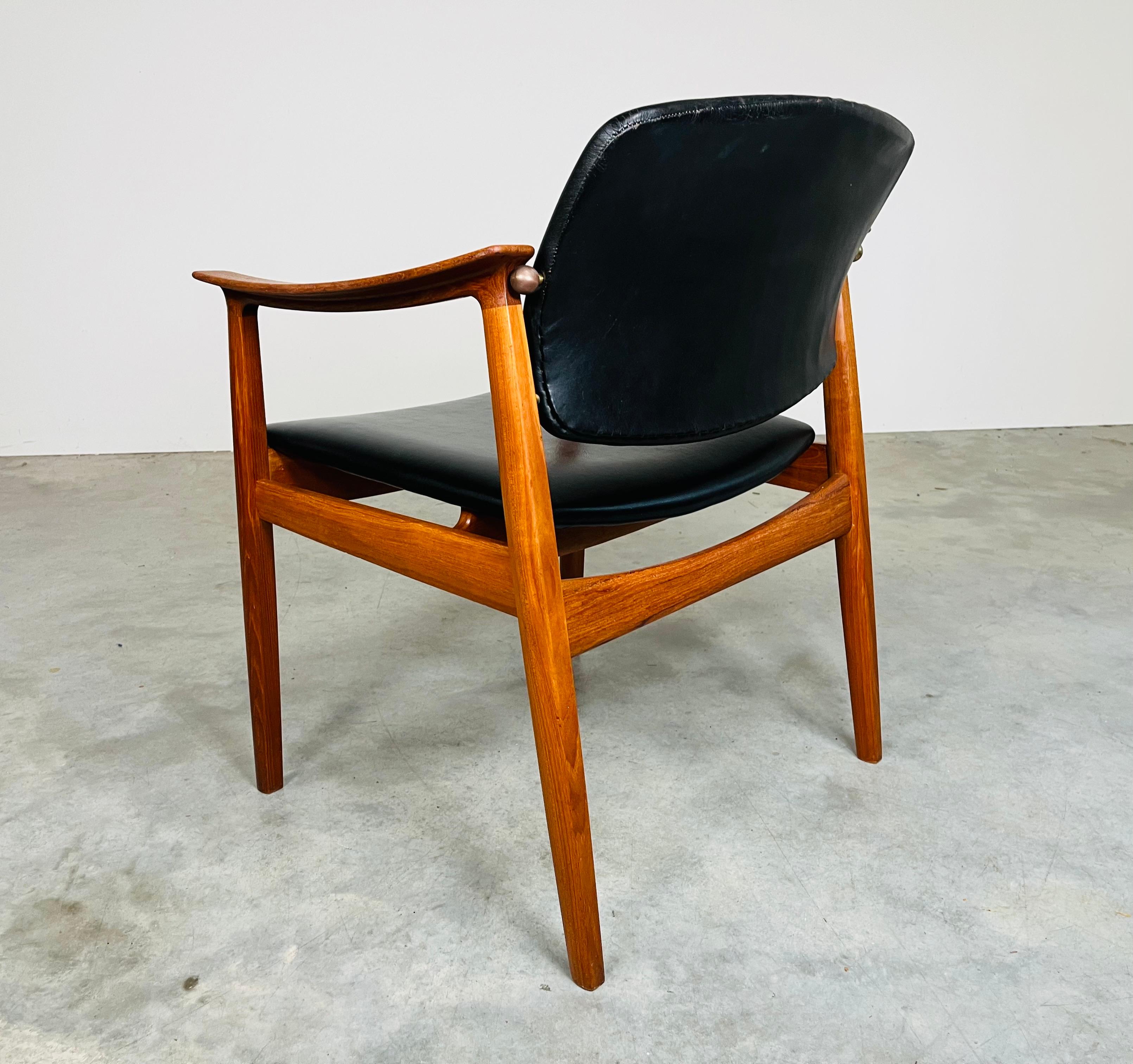 XX secolo Poltrona danese in teak e pelle nera di Tove & Edvard Kindt-Larsen 1950s in vendita