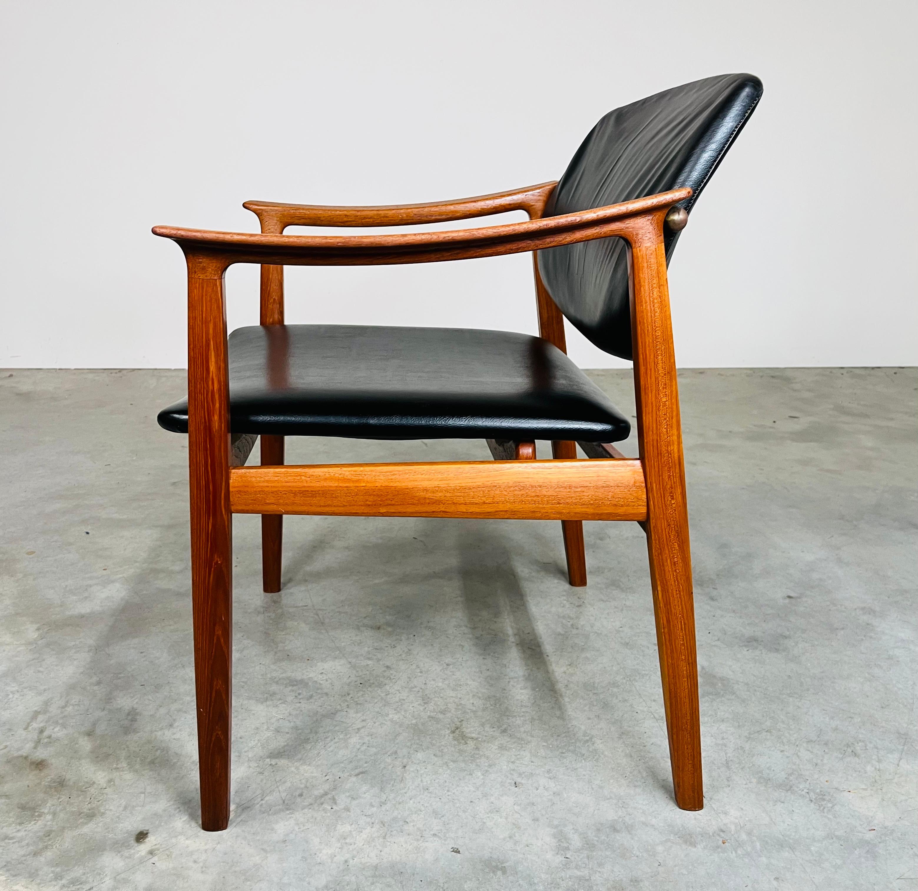 Ottone Poltrona danese in teak e pelle nera di Tove & Edvard Kindt-Larsen 1950s in vendita