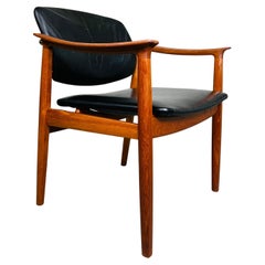 Sillón danés de teca y cuero negro de Tove & Edvard Kindt-Larsen Años 50