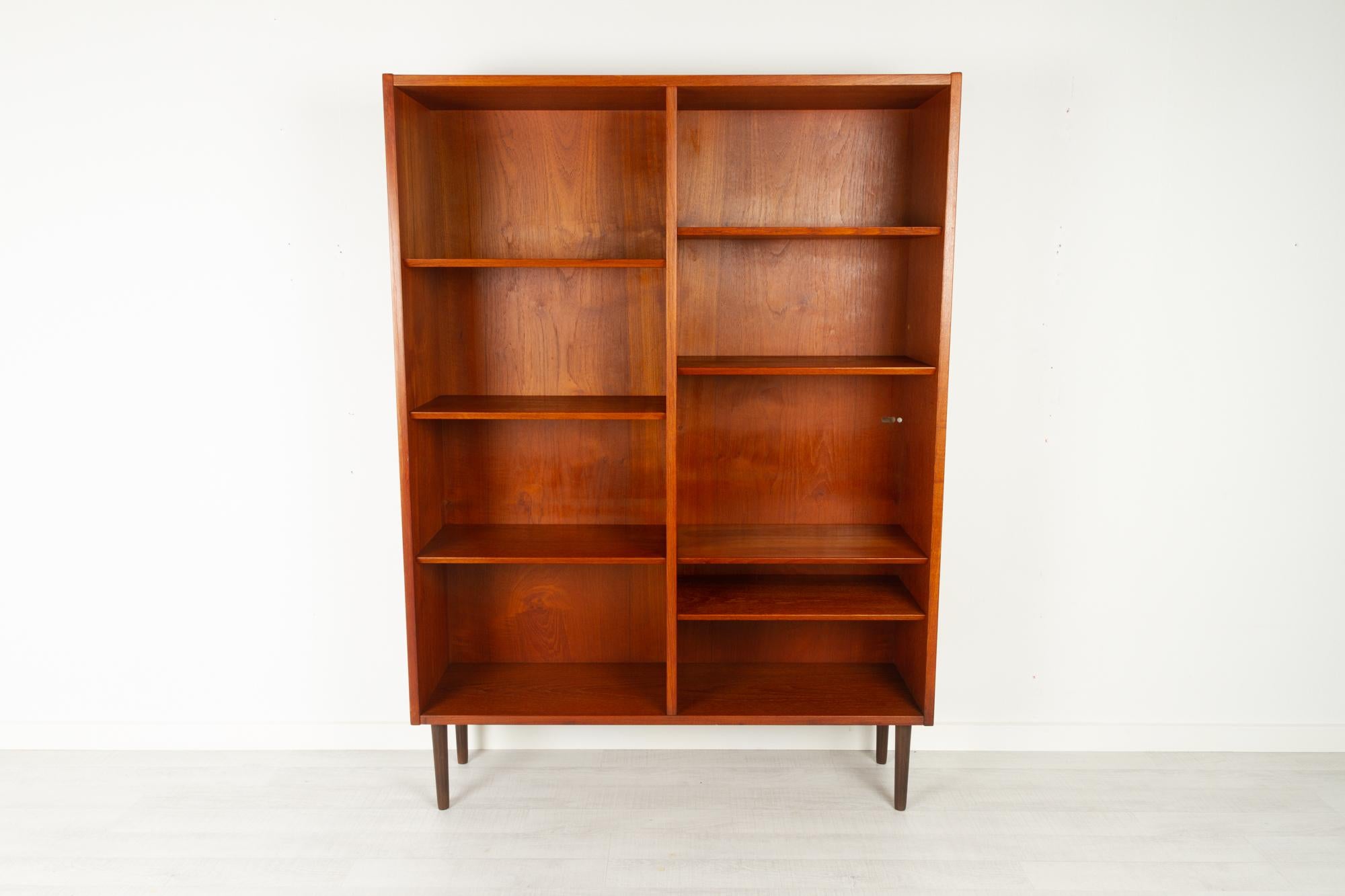 Vintage Danish teak bookcase by Hundevad & Co 1960s
Mid-century modern bookcase with seven height adjustable shelves with slanted edge. Round tapered legs in solid stained oak.
Suitable not only as a bookcase but also storage for glass and