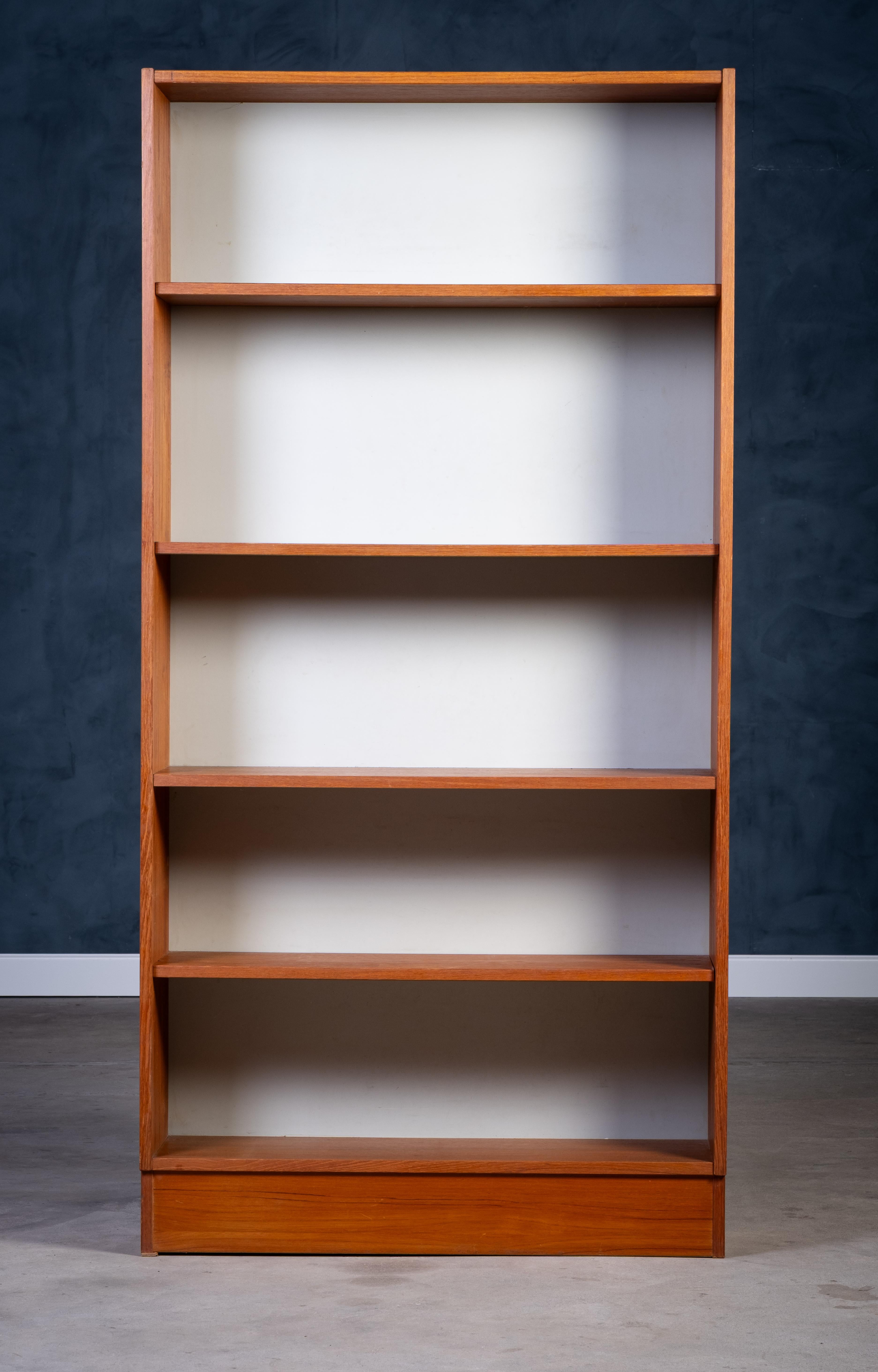 Bibliothèque danoise en teck par Domino, années 1960 Bon état - En vente à Nørre Aaby, DK