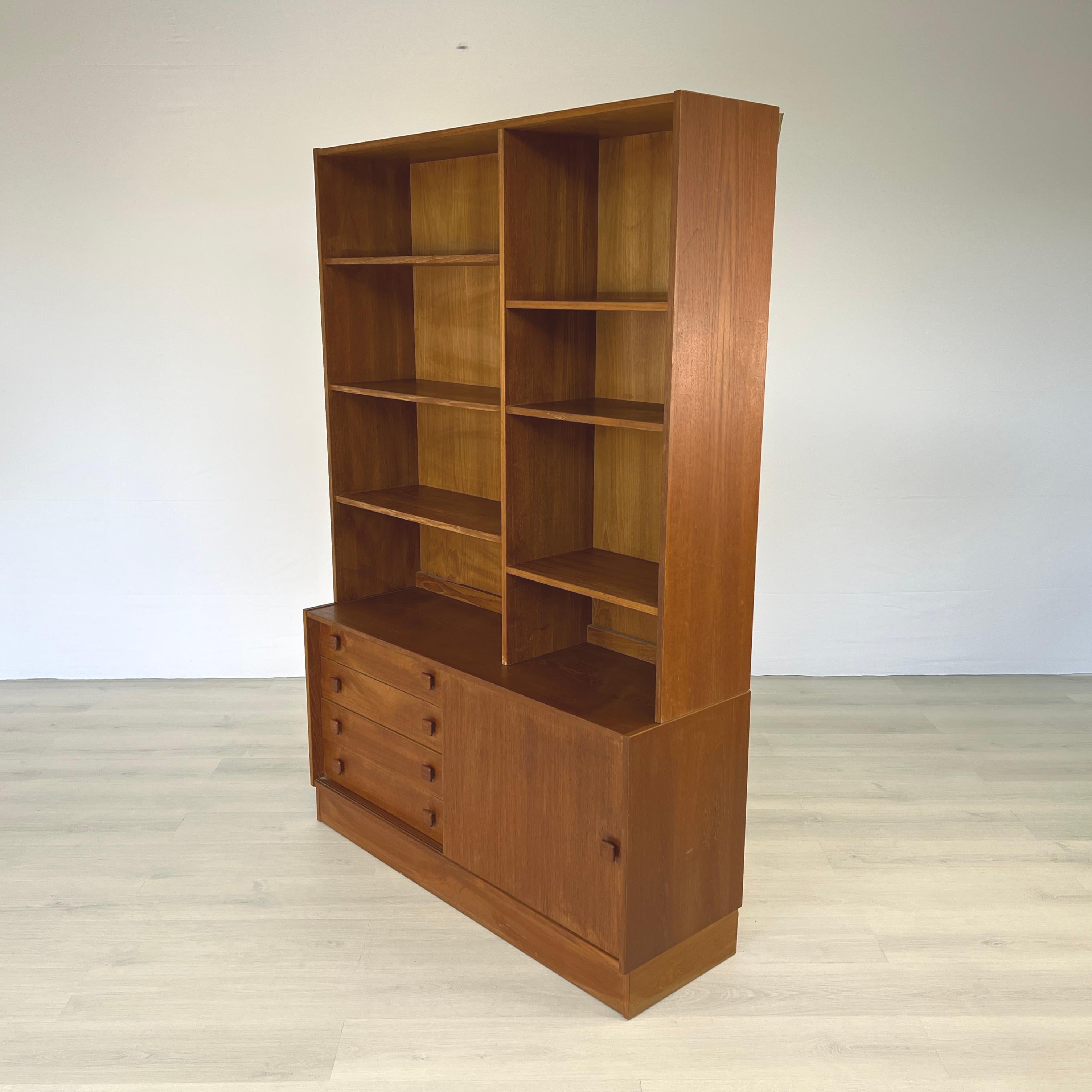 Mid-Century moderno Mobile libreria danese in teak in vendita
