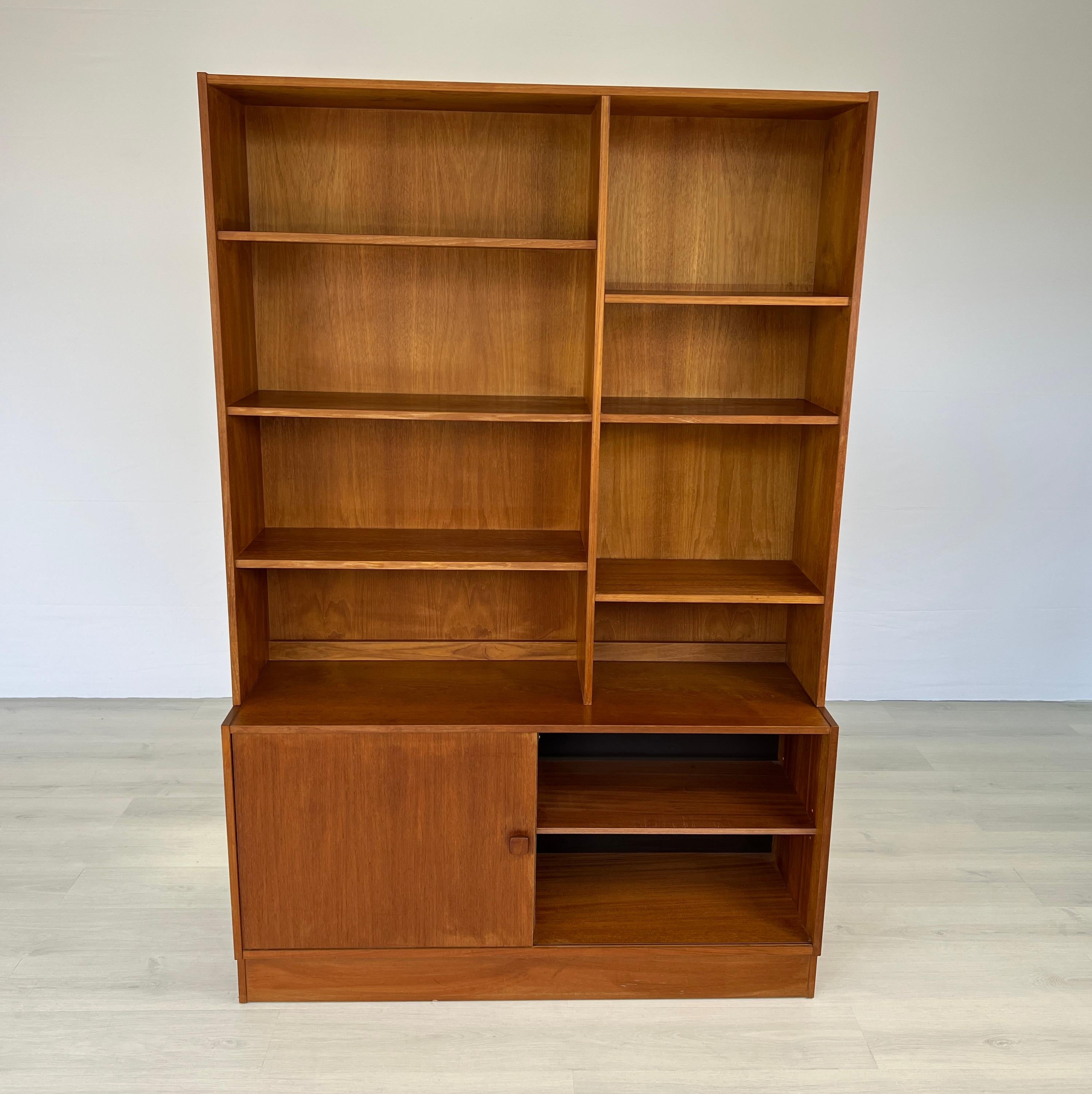Mobile libreria danese in teak In condizioni buone in vendita a Bridgeport, CT