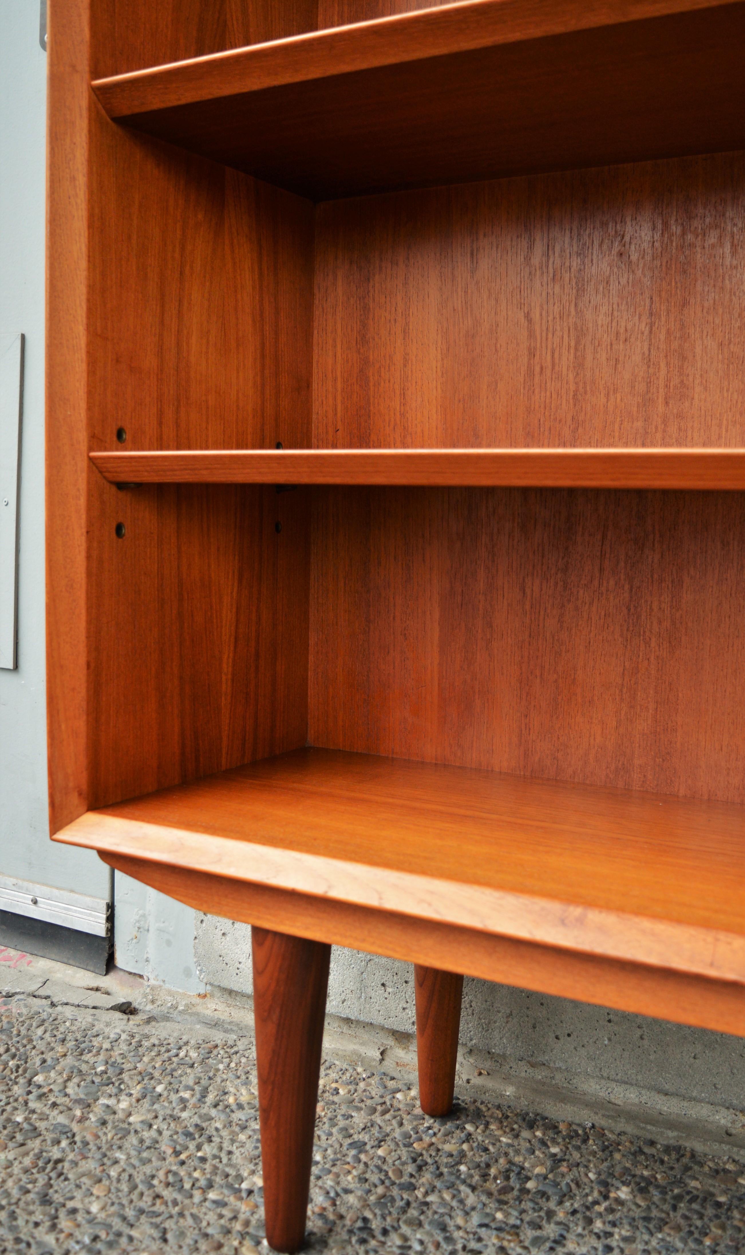 Danish Teak Bookcase/Shelf with Mitered Front, Angled Shelf Edges & Conical Legs In Good Condition In New Westminster, British Columbia