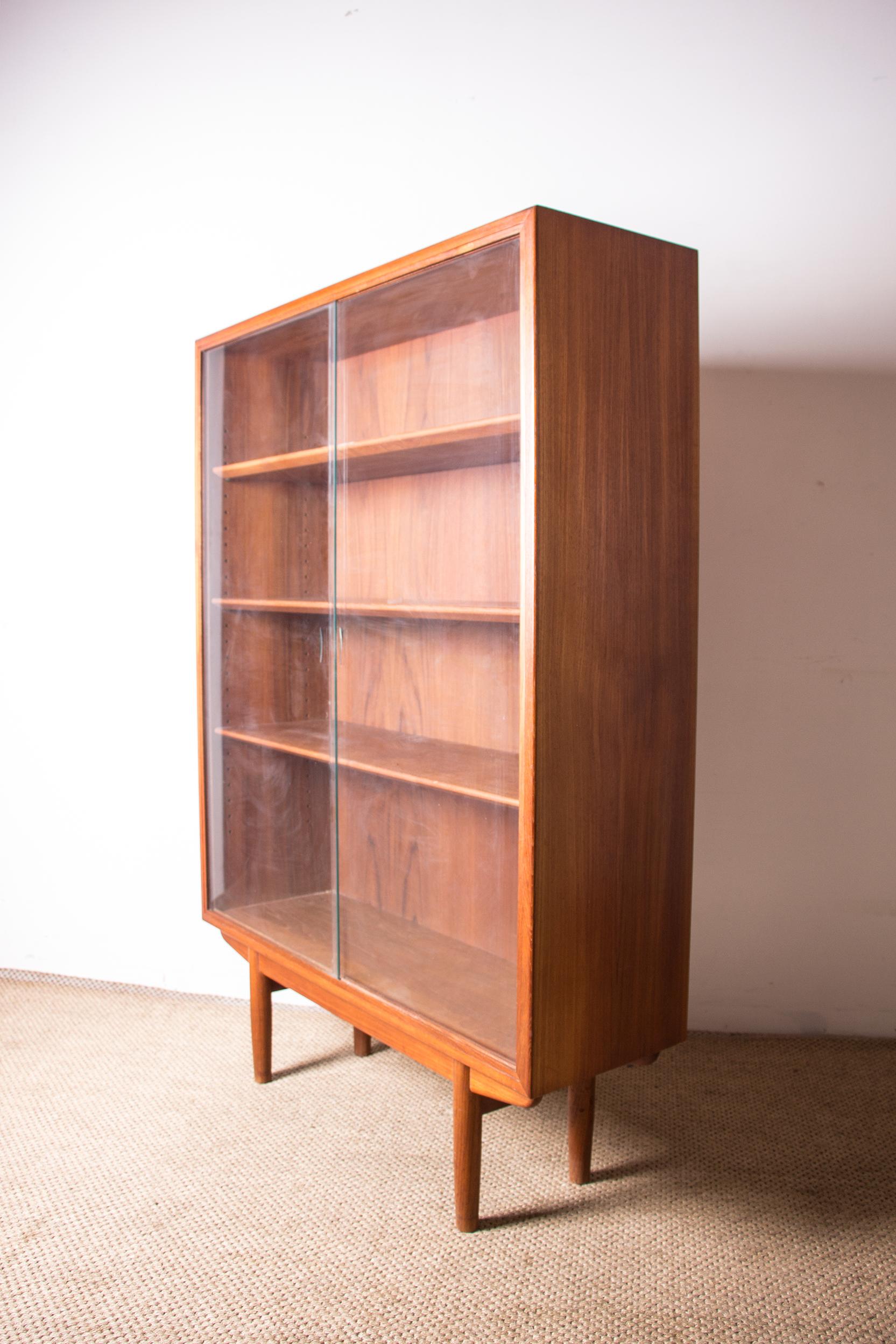 Danish Teak Bookcase, Showcase by Borge Mogensen for Soborg Mobelfabrik 1960. For Sale 8