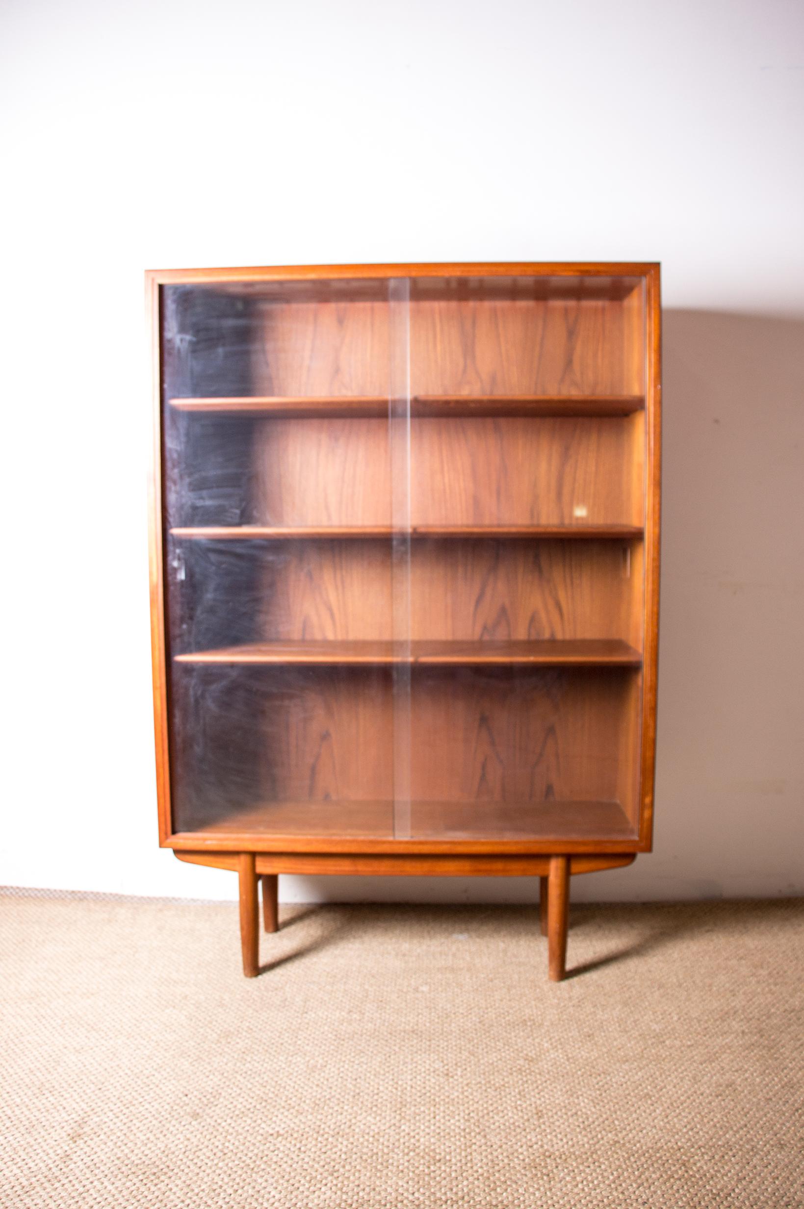 Danish Teak Bookcase, Showcase by Borge Mogensen for Soborg Mobelfabrik 1960. In Excellent Condition For Sale In JOINVILLE-LE-PONT, FR