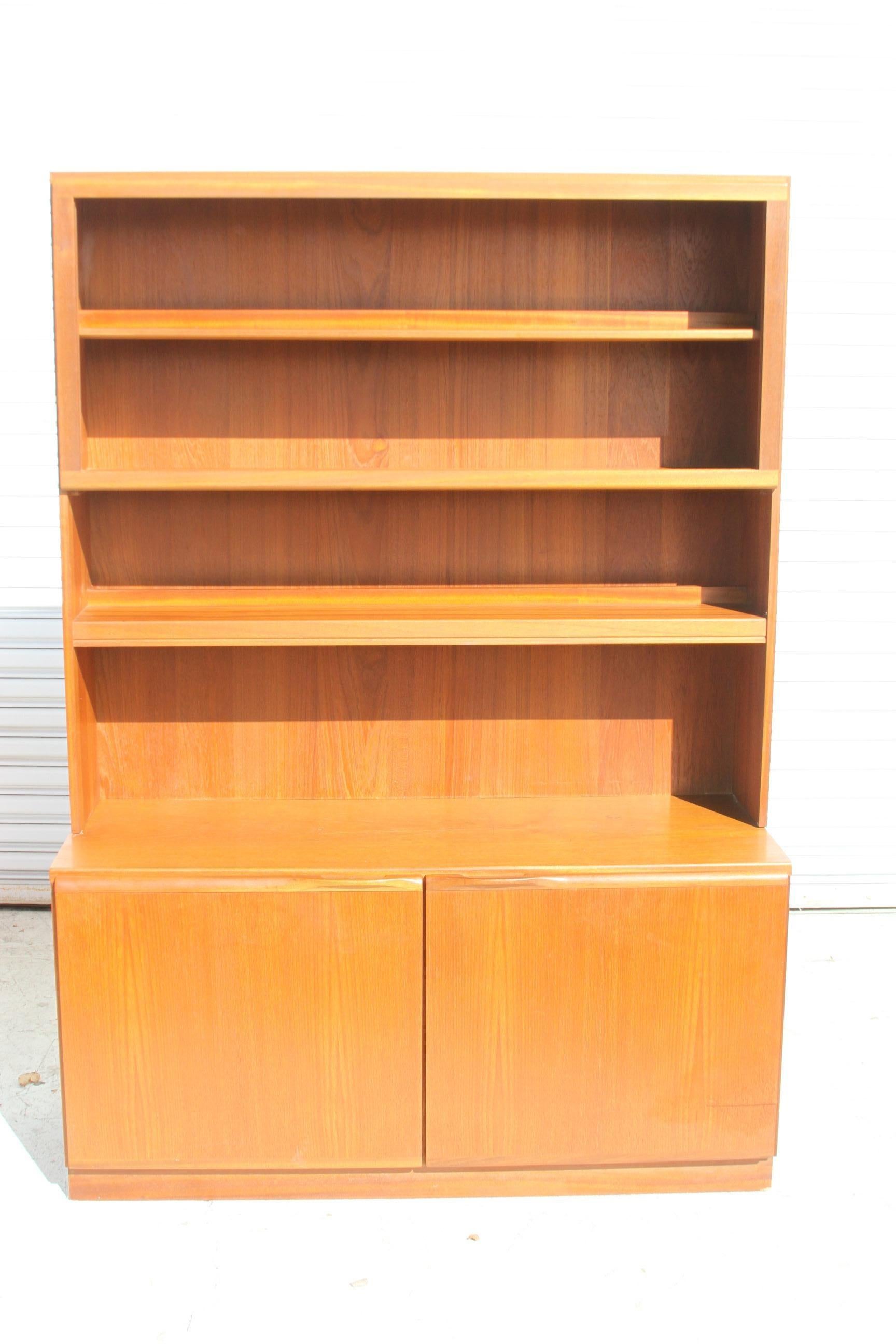 Libreria danese in teak con mobile In condizioni buone in vendita a Pasadena, TX