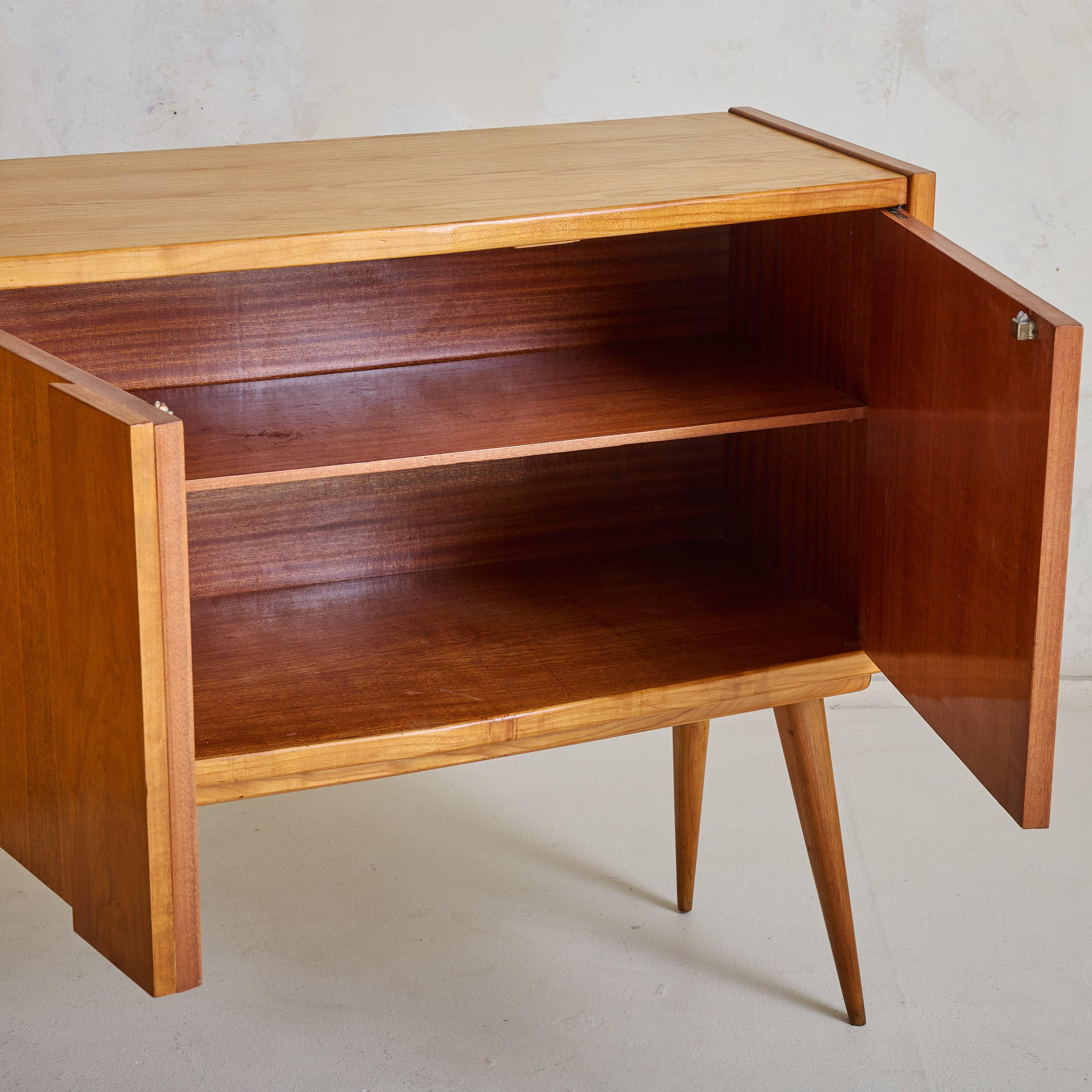 Scandinavo moderno Credenza danese ad arco in teak attribuita a Svend Madsen, anni '60 in vendita