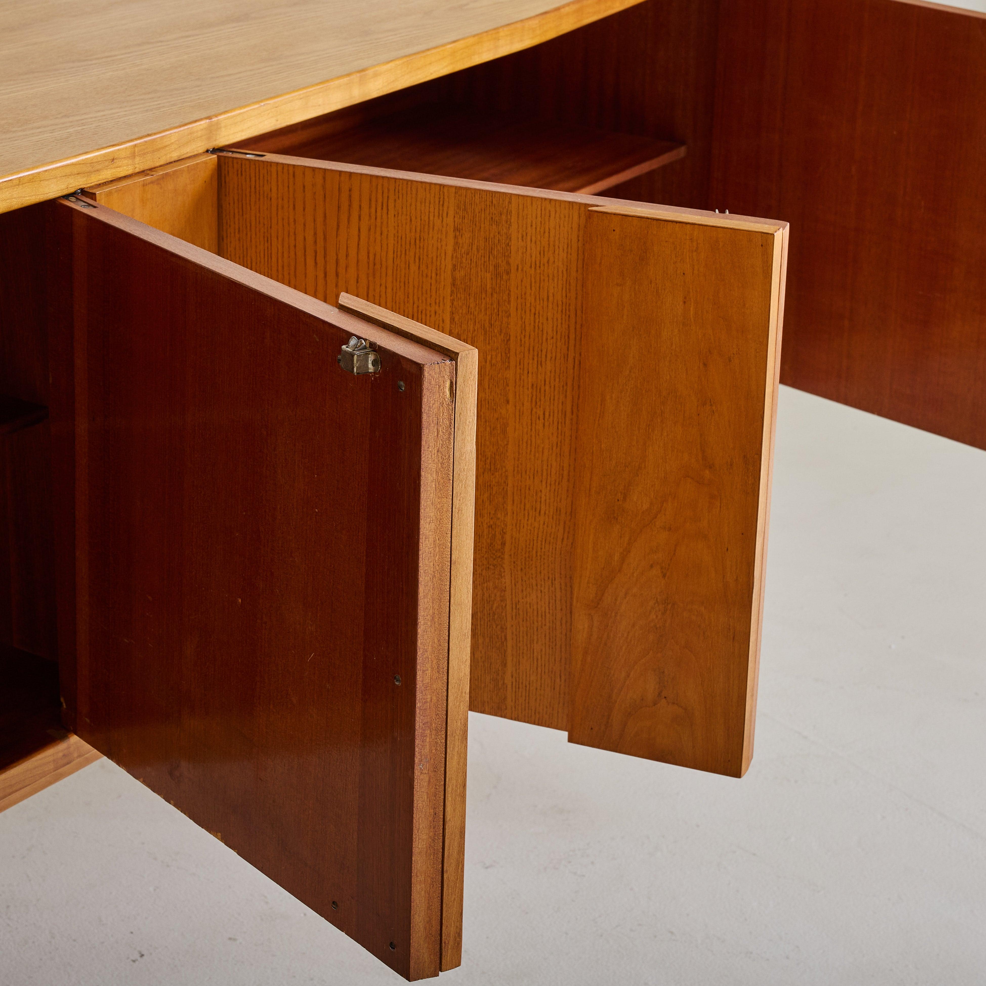 Danese Credenza danese ad arco in teak attribuita a Svend Madsen, anni '60 in vendita