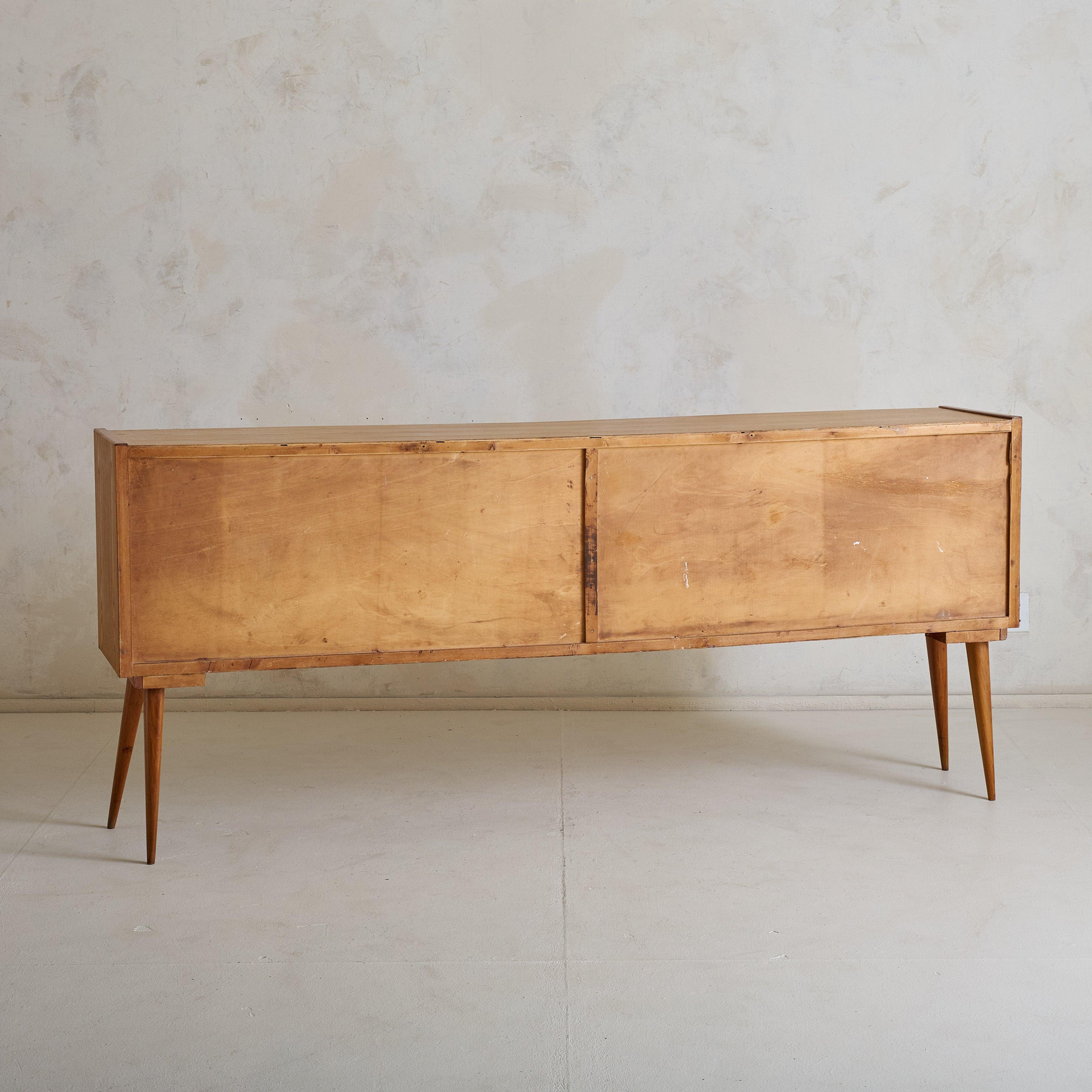 Credenza danese ad arco in teak attribuita a Svend Madsen, anni '60 In condizioni buone in vendita a Chicago, IL