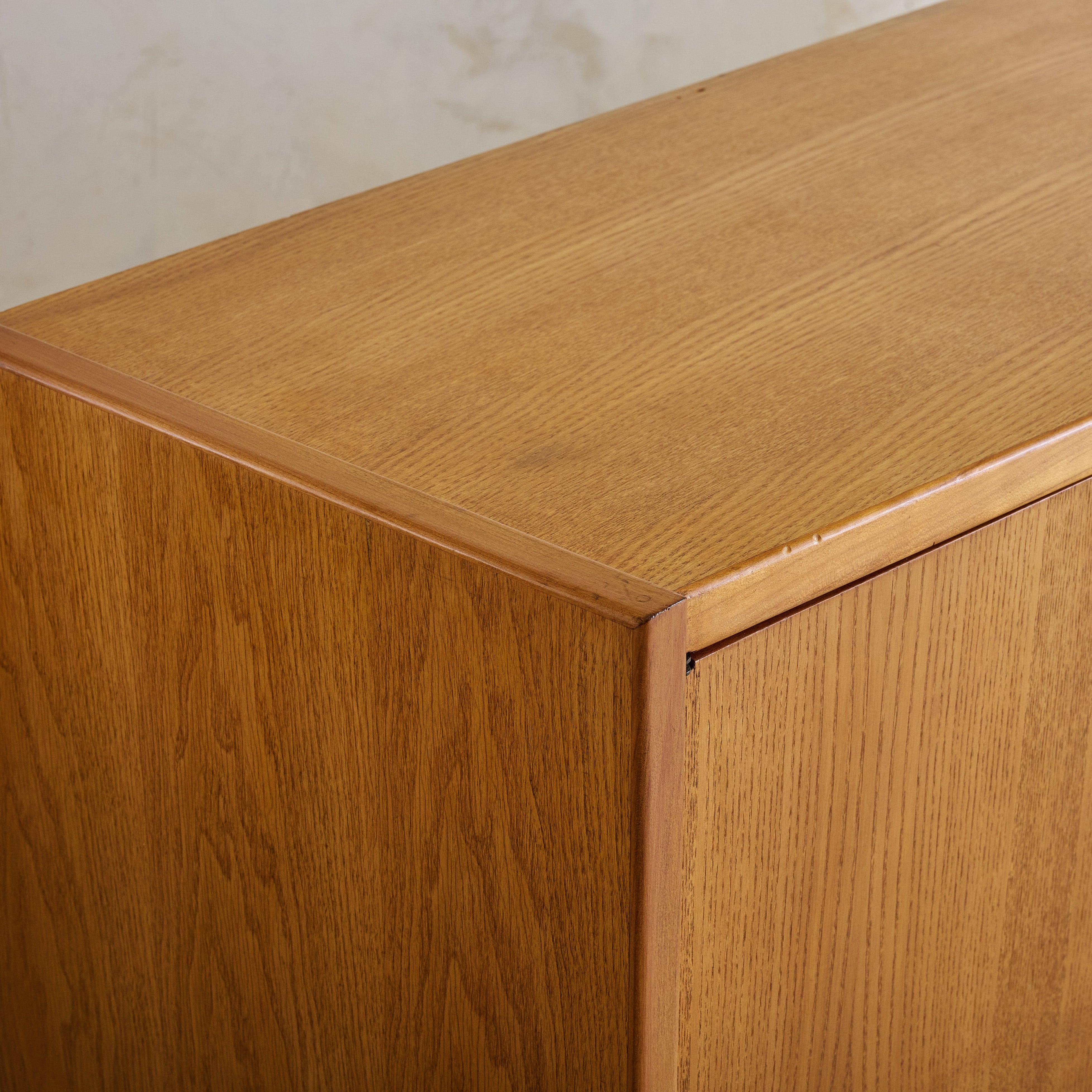 Metà XX secolo Credenza danese ad arco in teak attribuita a Svend Madsen, anni '60 in vendita