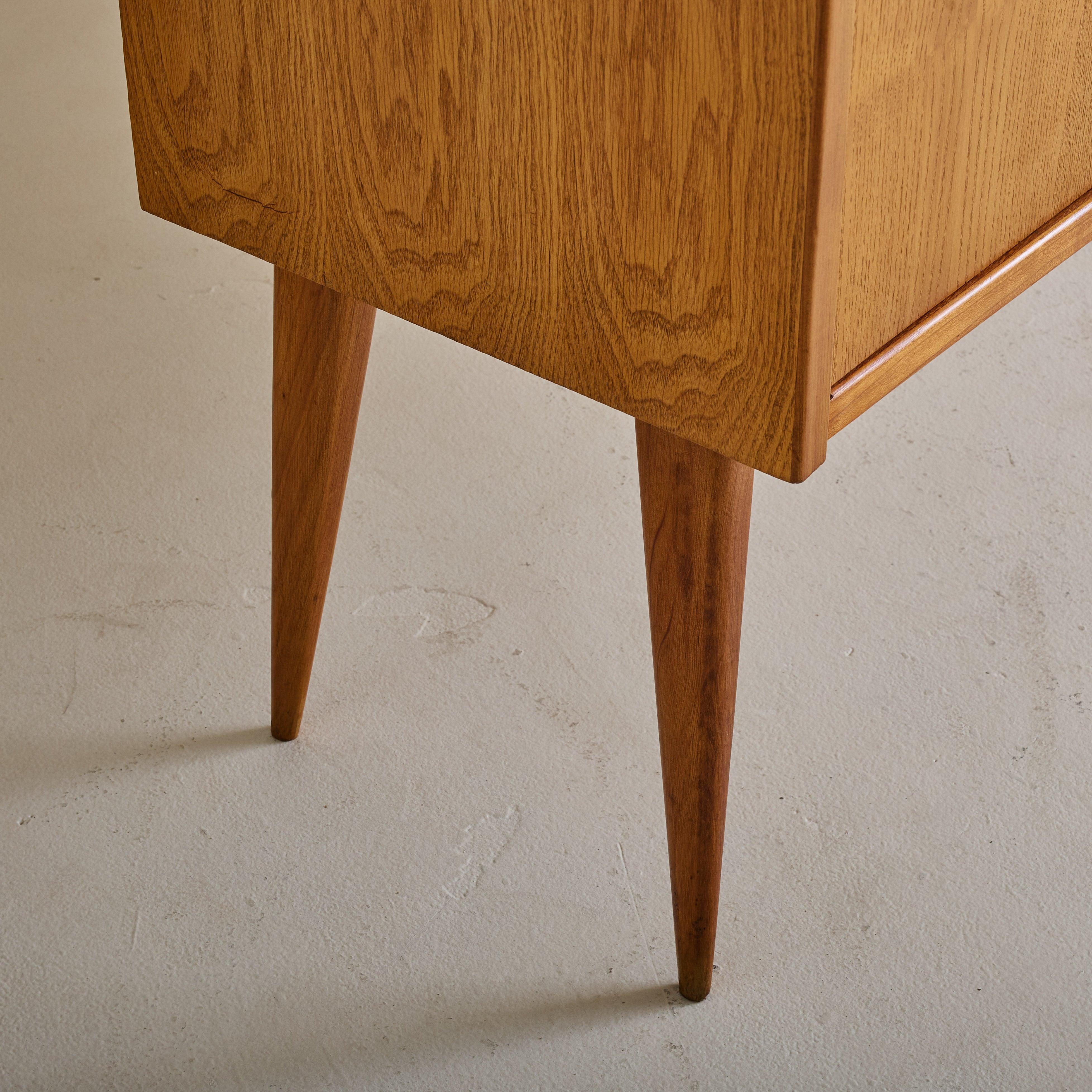 Teak Credenza danese ad arco in teak attribuita a Svend Madsen, anni '60 in vendita