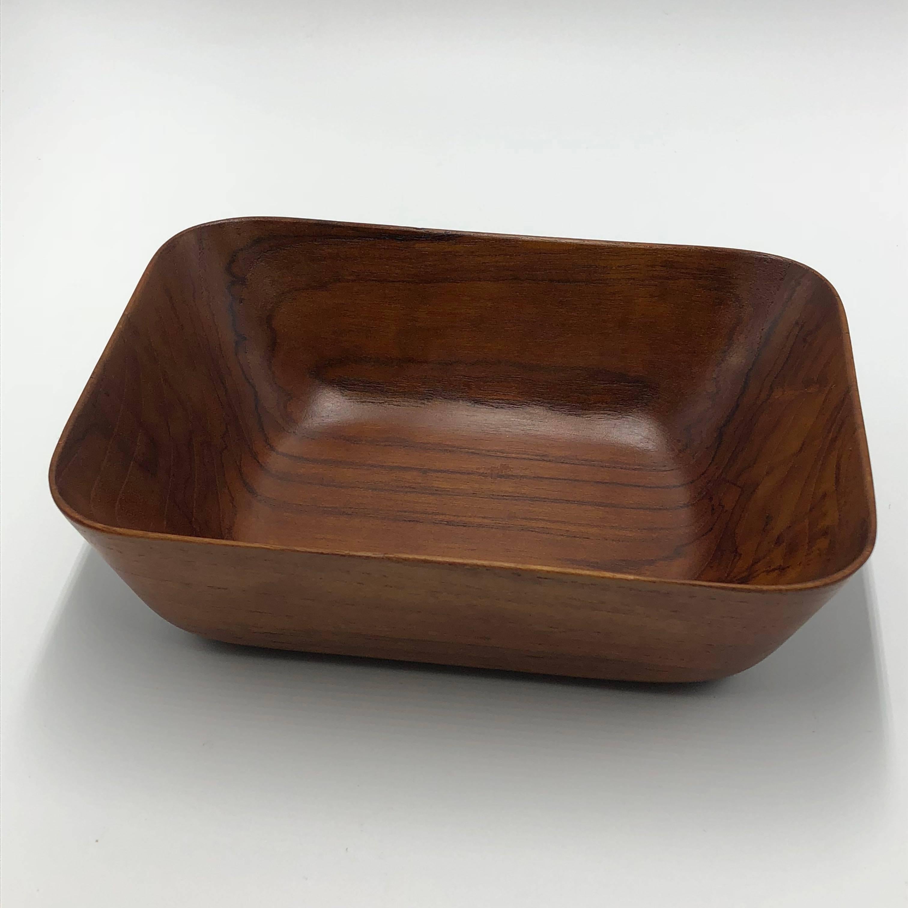 Danish teak bowl in original/ very good condition.
The bowl was made in Denmark by Digsmed in the 1950s.
Marked on the bottom.