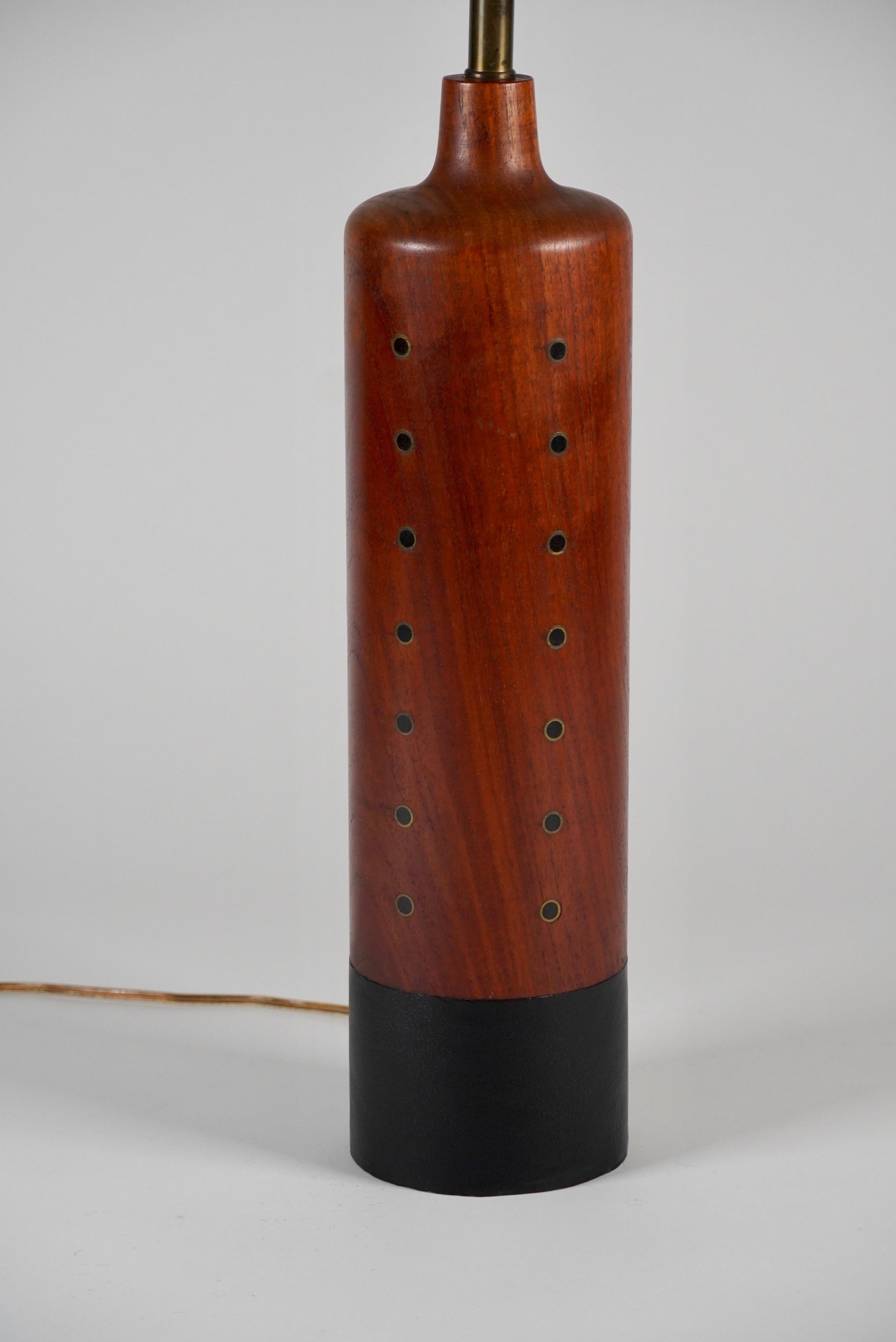 Dänisches Teakholz, Messing, Leder  Tischlampe aus Ebenholz von H. Paaske (Skandinavische Moderne) im Angebot