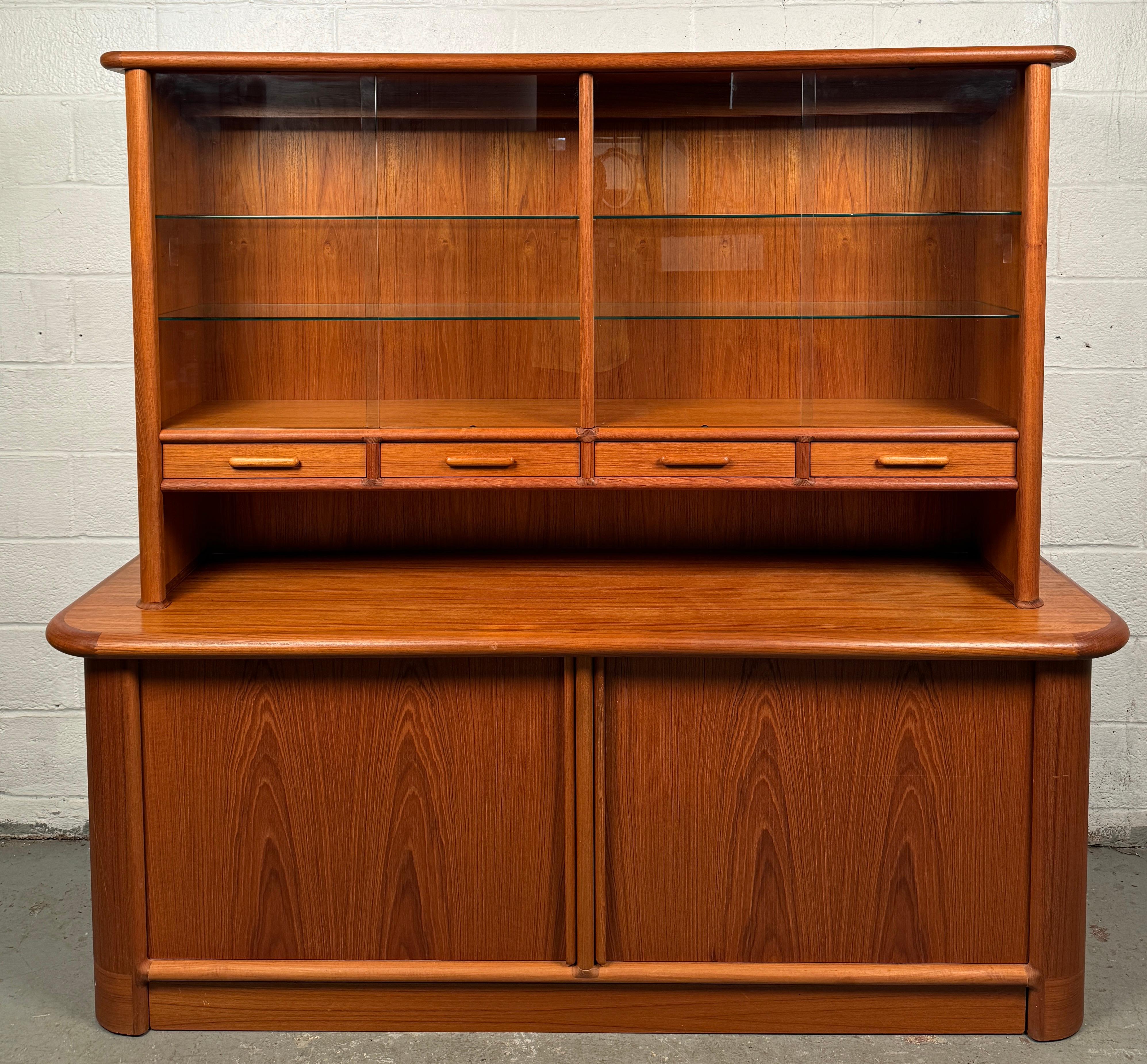 Eleva il tuo spazio con questo splendido buffet danese in teak della metà del secolo scorso, un mix perfetto di forma e funzionalità. Realizzato negli anni '60, questo pezzo mette in mostra le linee pulite, l'estetica minimalista e la superba