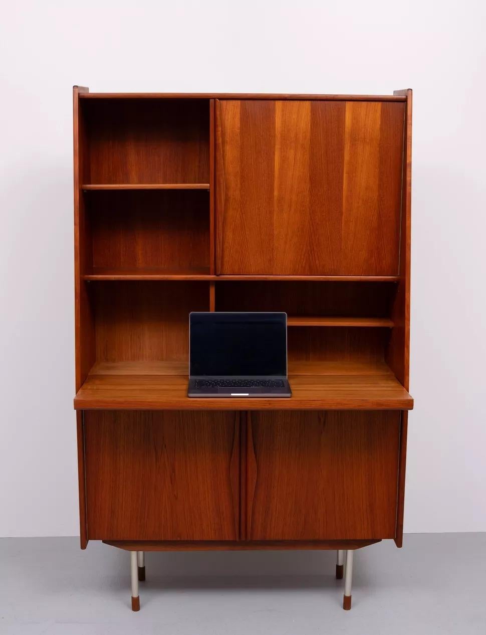 XX secolo Armadio e scrivania/bar danese in teak, di Arne Vodder, anni '60 in vendita