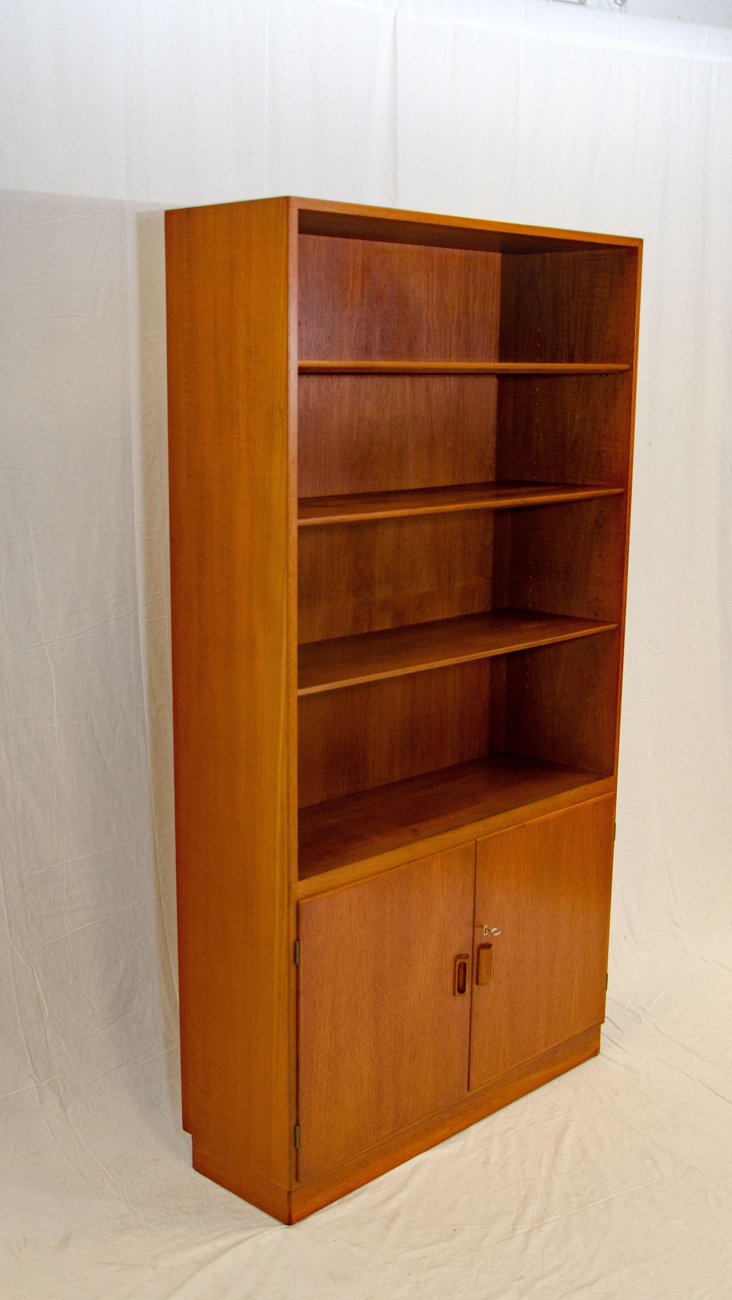 Nice useful bookcase with adjustable shelves as well as a storage cabinet on a small 3