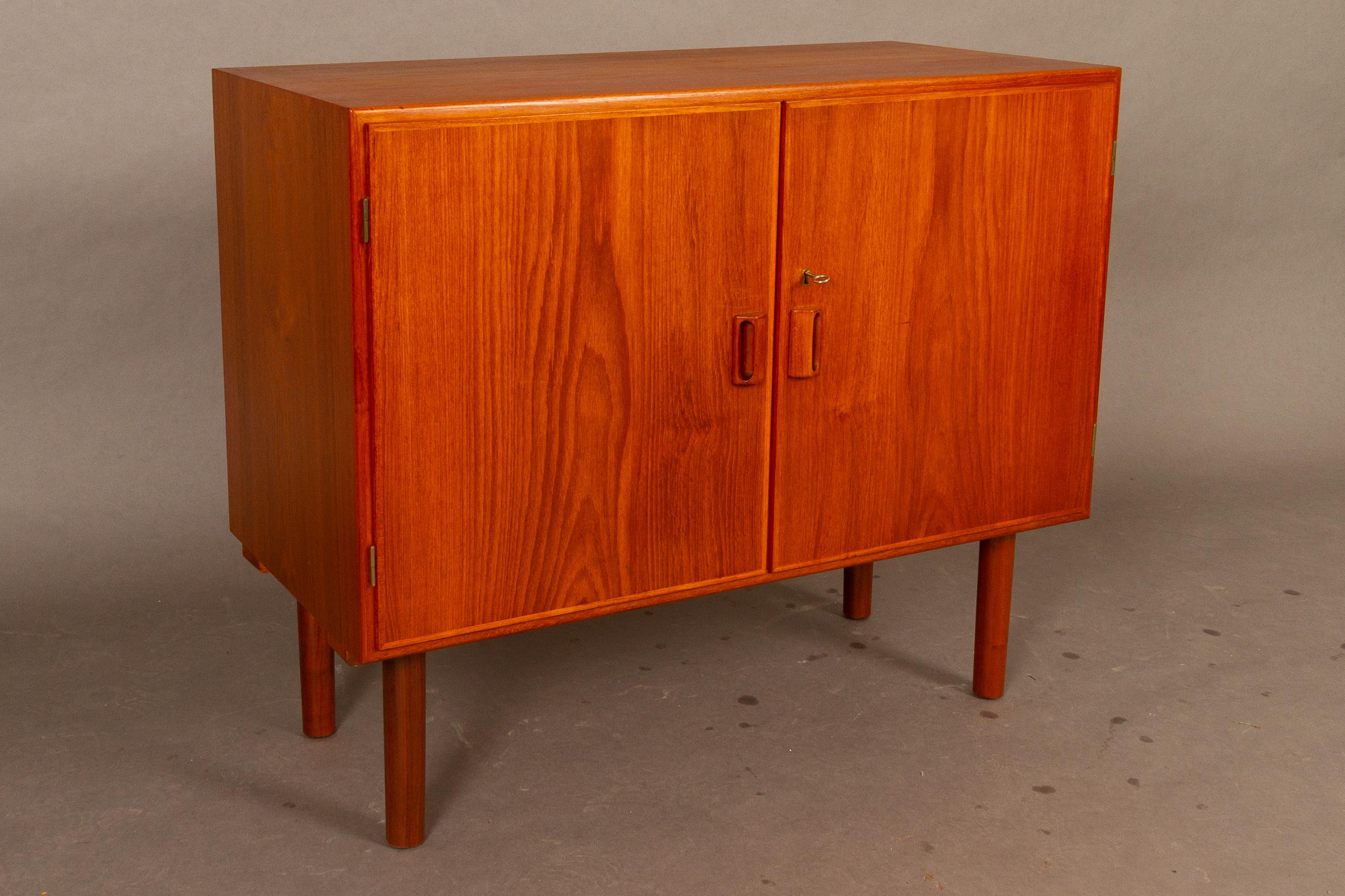 Danish teak cabinet by Børge Mogensen for Søborg Møbler 1960s
Elegant and Classic Mid-Century Modern teak sideboard with two shelves standing on round tapered legs, not original. Inside of cabinet is lined with beech, shelves also in solid beech.