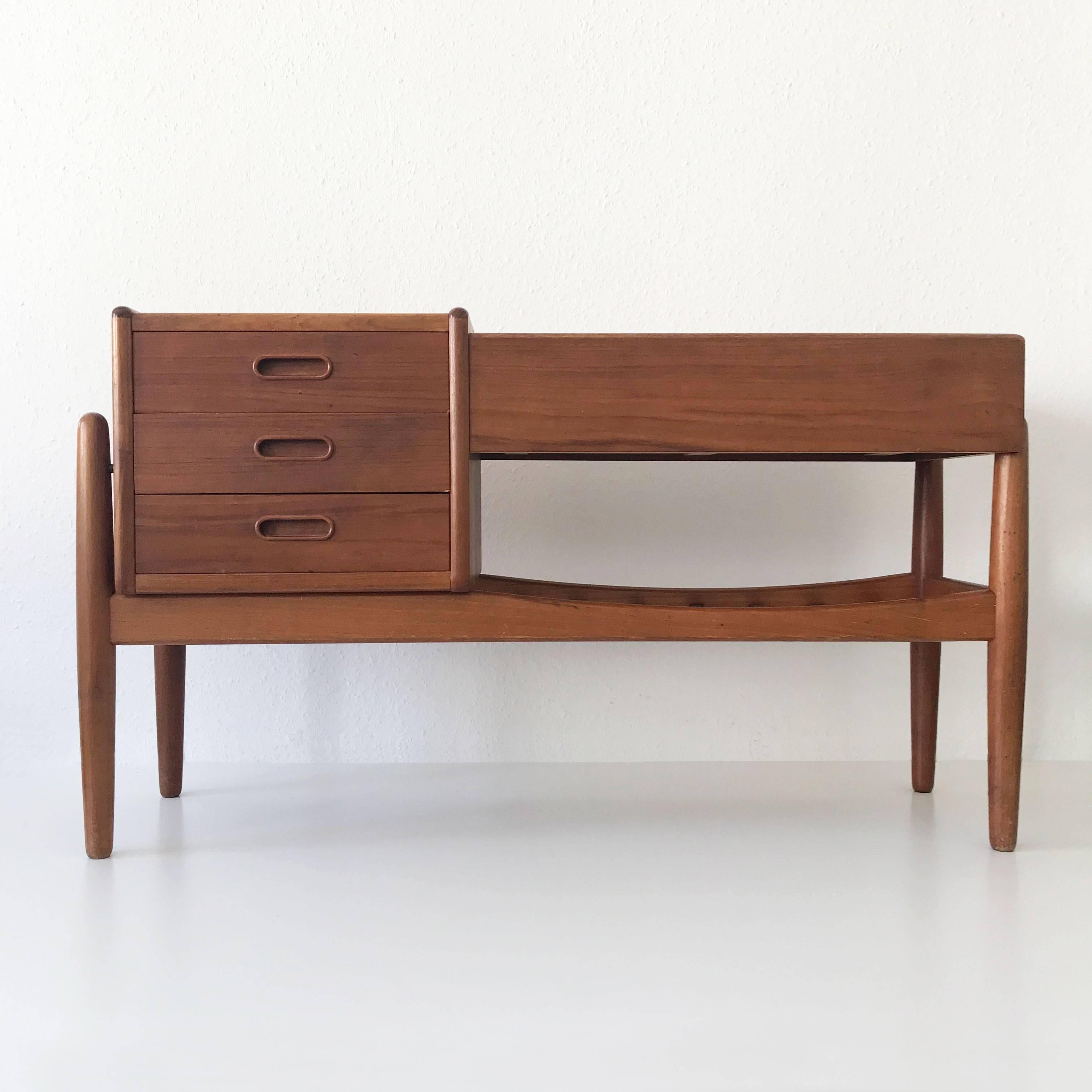 Teak cabinet with planter and three drawers by Arne Vodder, 1960s. Manufactured by Vinde Møbelfabrik, Denmark. This piece is documented by Design Museum Denmark at its furniture index as a work of Arne Vodder.