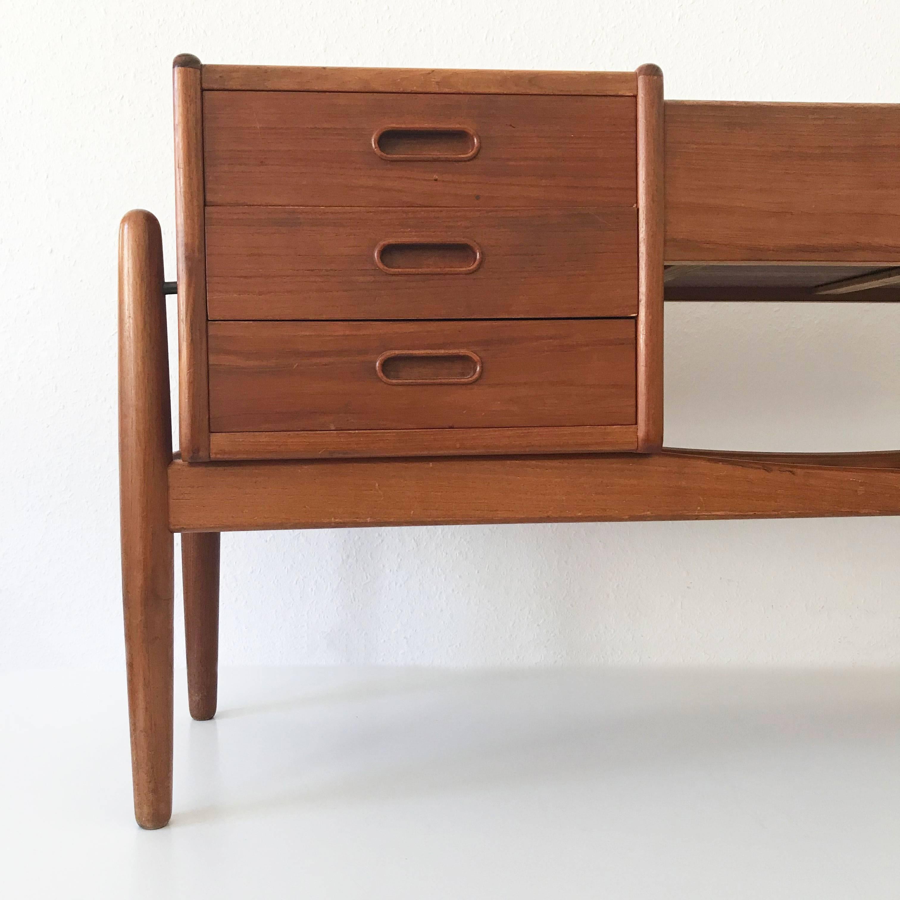 Danish Teak Cabinet with Planter and Three-Drawers by Arne Vodder, 1960s In Good Condition In Munich, DE