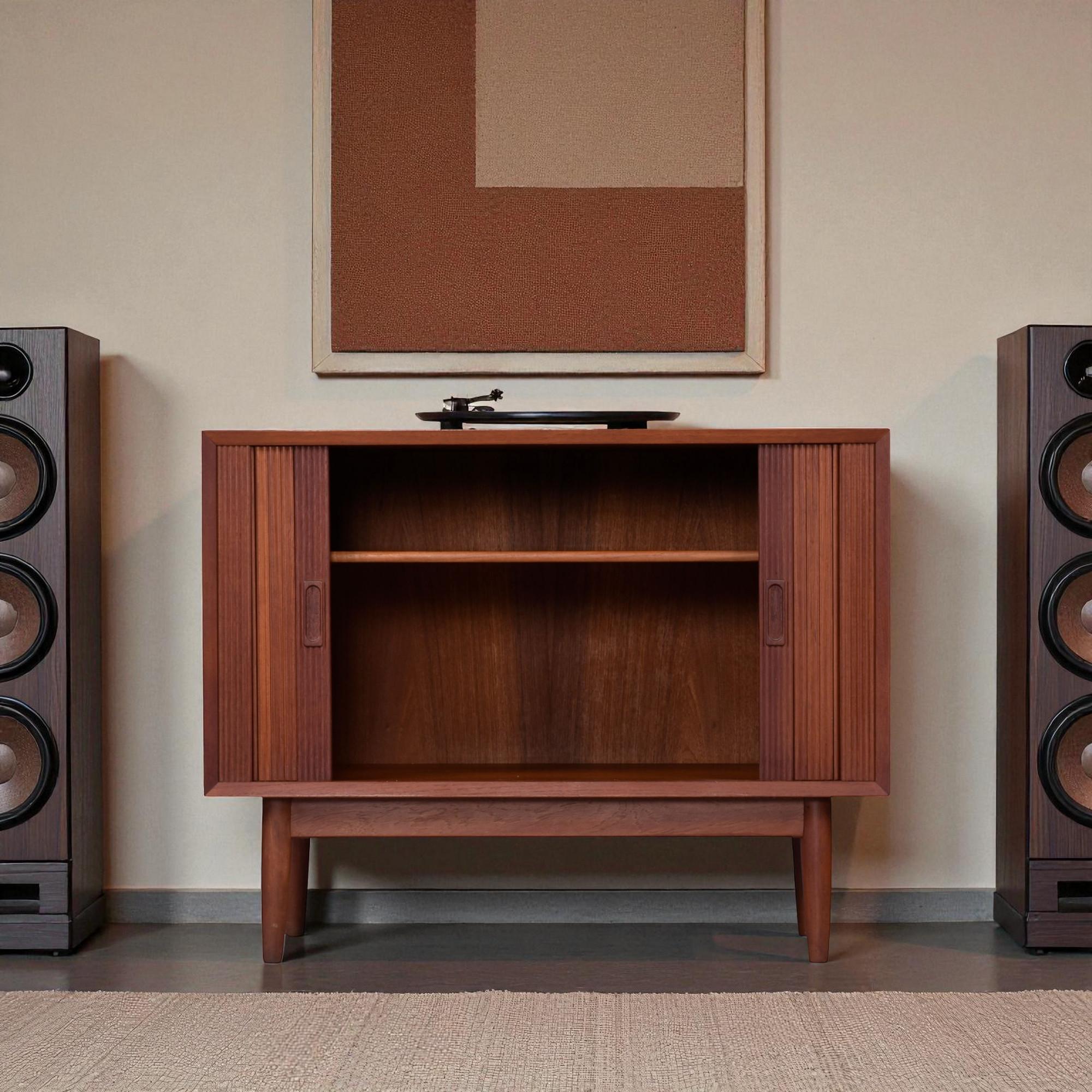 Il mobile perfetto per il luogo perfetto. È difficile trovare una credenza compatta, la maggior parte dei mobili con queste proporzioni sono cassettiere. Non temere, hai trovato esattamente quello che stavi cercando! Questo mobile ha una larghezza