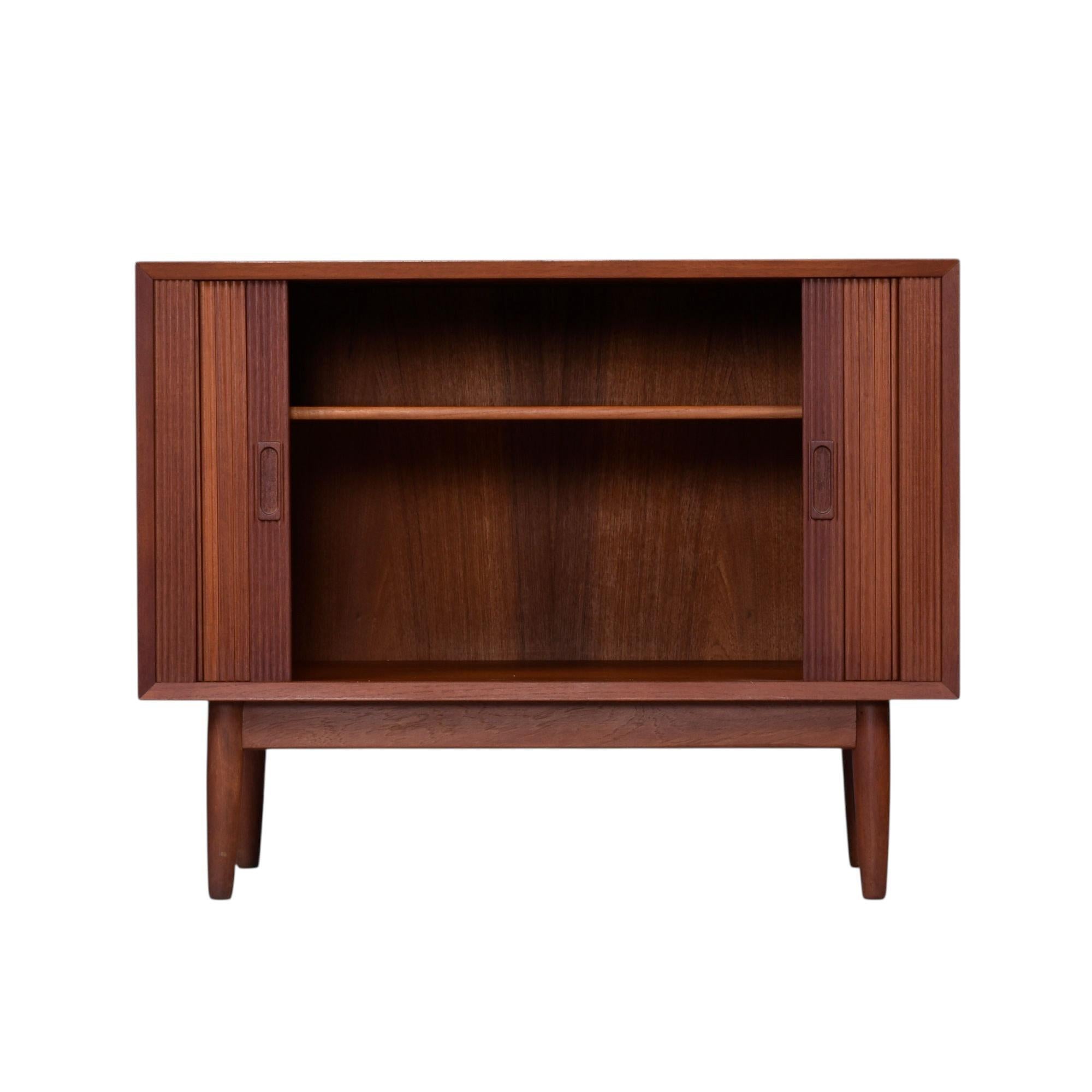 Armadio danese in teak con ante a tamburo di Lyby Mobler In condizioni buone in vendita a Chattanooga, TN