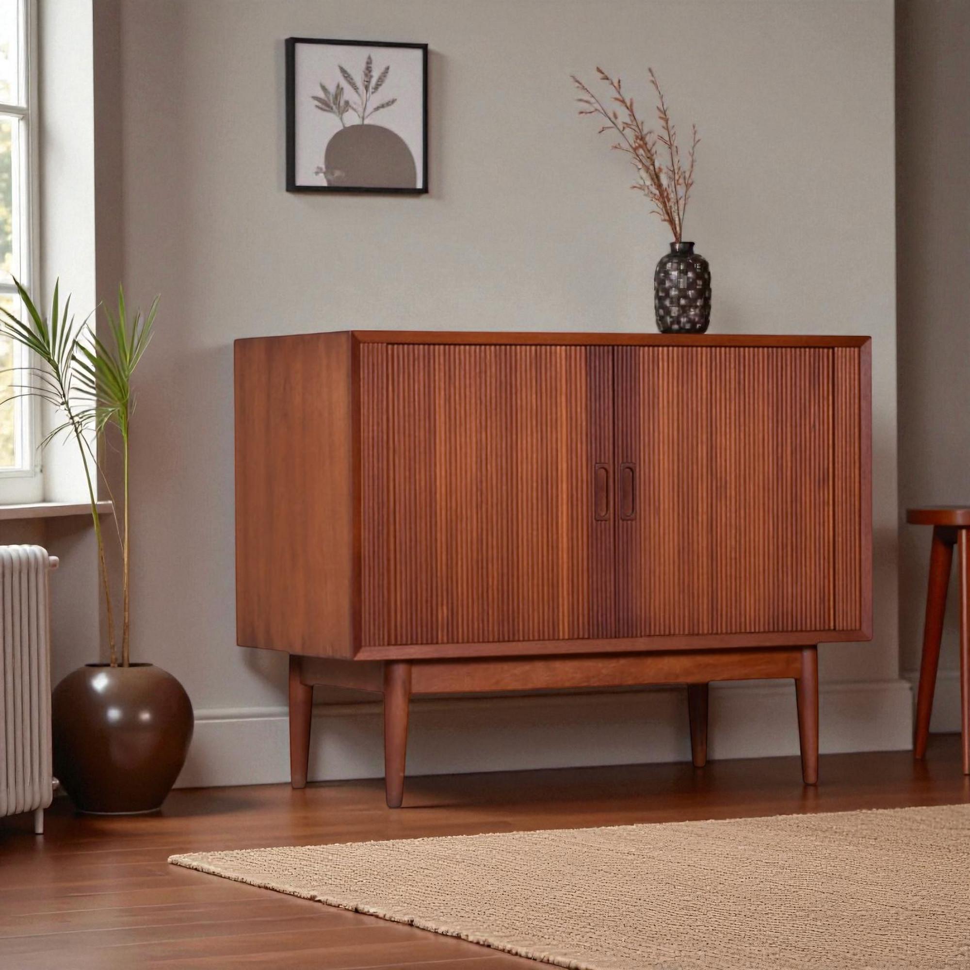 Mid-Century moderno Armadio danese in teak con ante a tamburo di Lyby Mobler in vendita