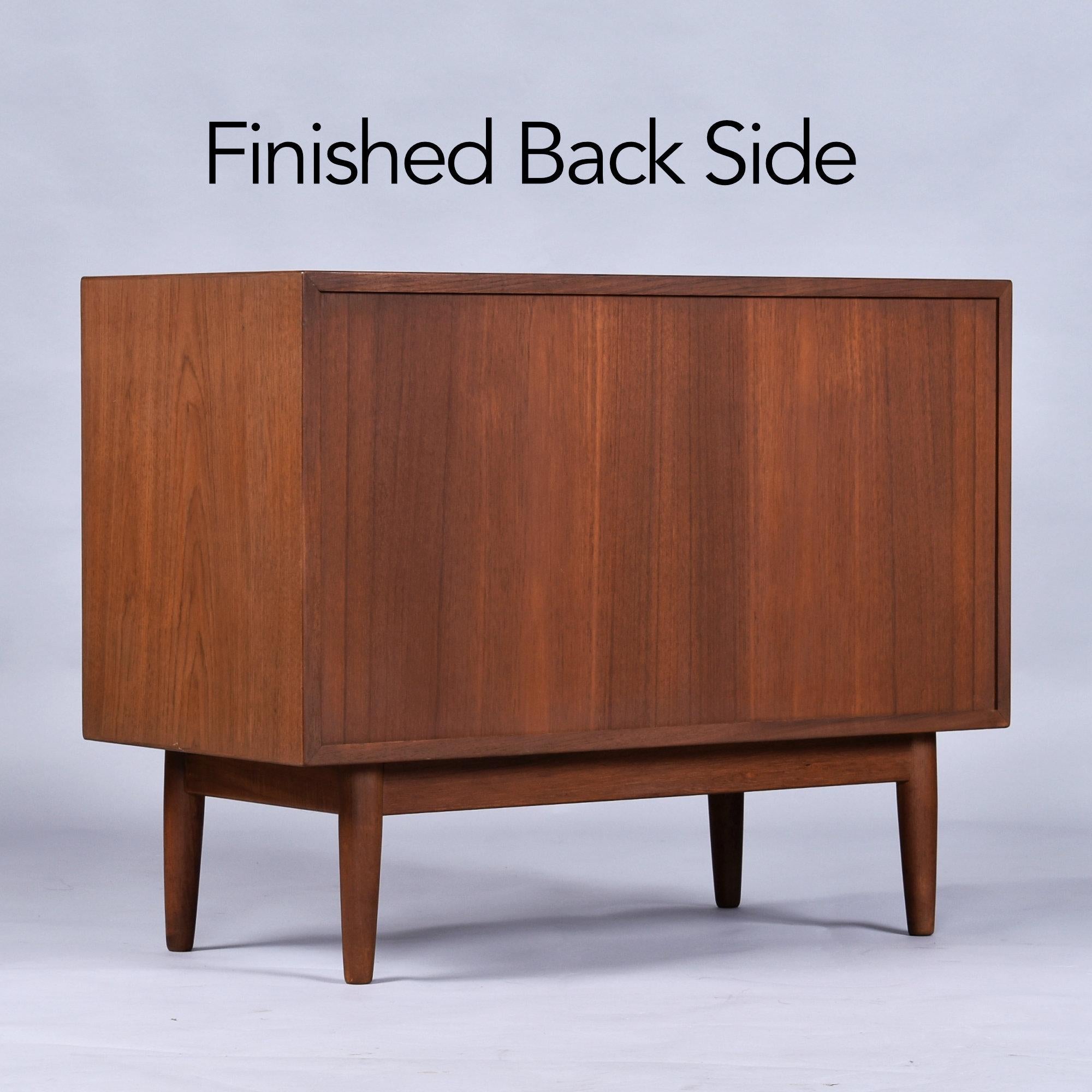 Metà XX secolo Armadio danese in teak con ante a tamburo di Lyby Mobler in vendita