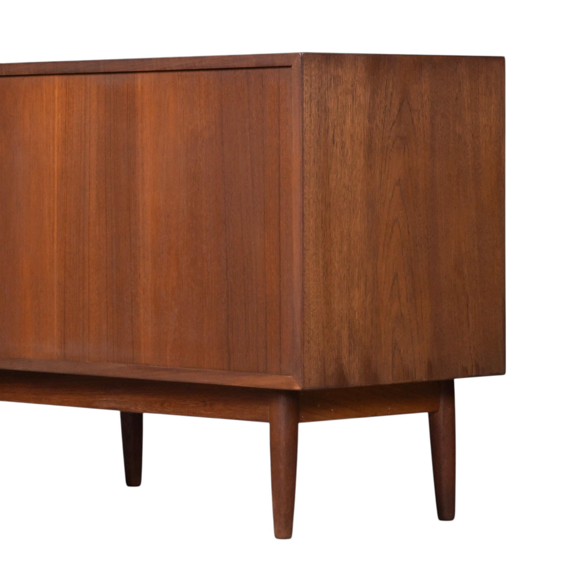 Armadio danese in teak con ante a tamburo di Lyby Mobler in vendita 1