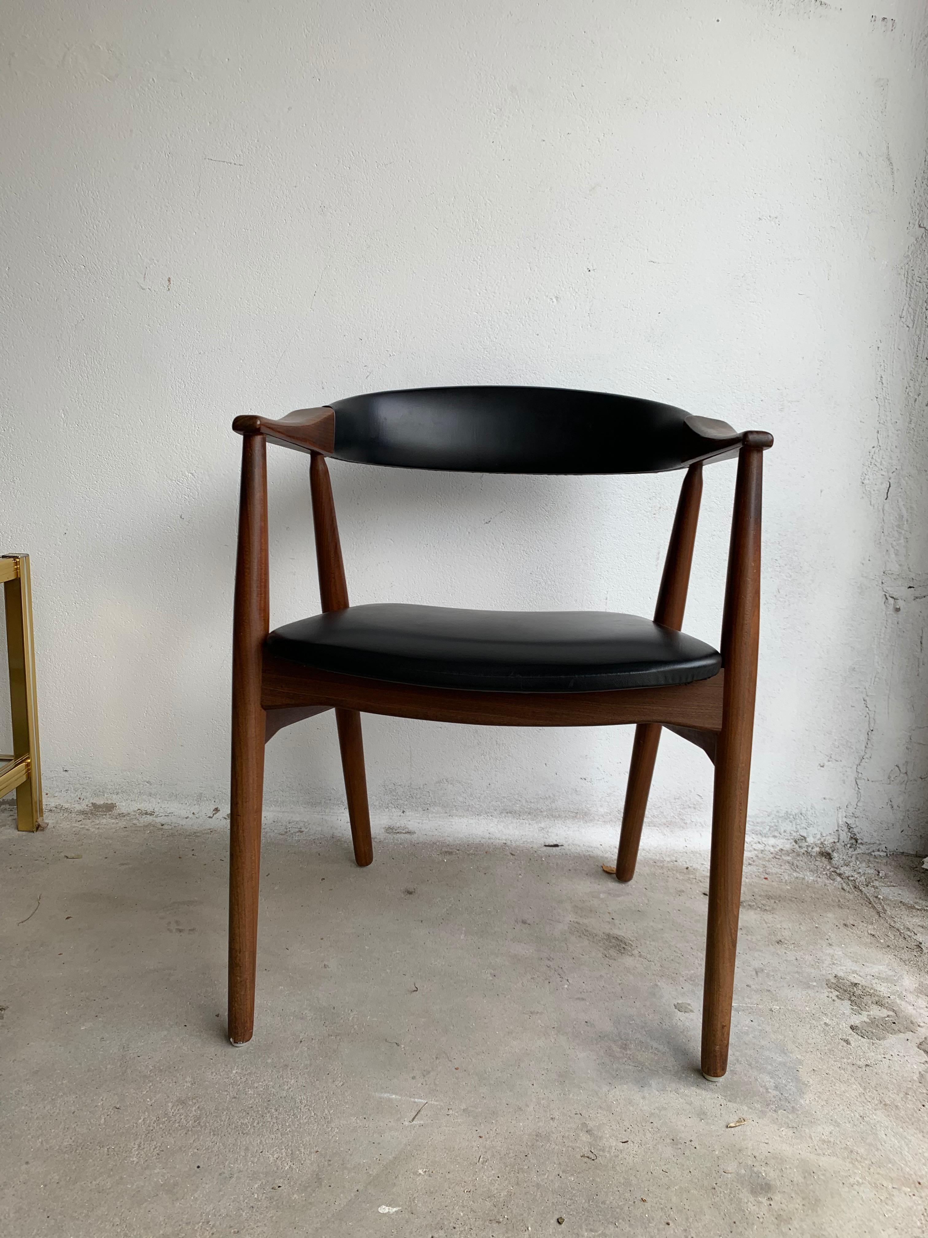 Vintage design of the late 1950s teak armchair designed by designer Thomas Harlev and produced by Danish Farstrup. Seat and back in black vinyl. In great vintage condition. This stylish chair from Thomas Harlev fits in both a sleek and modern like a
