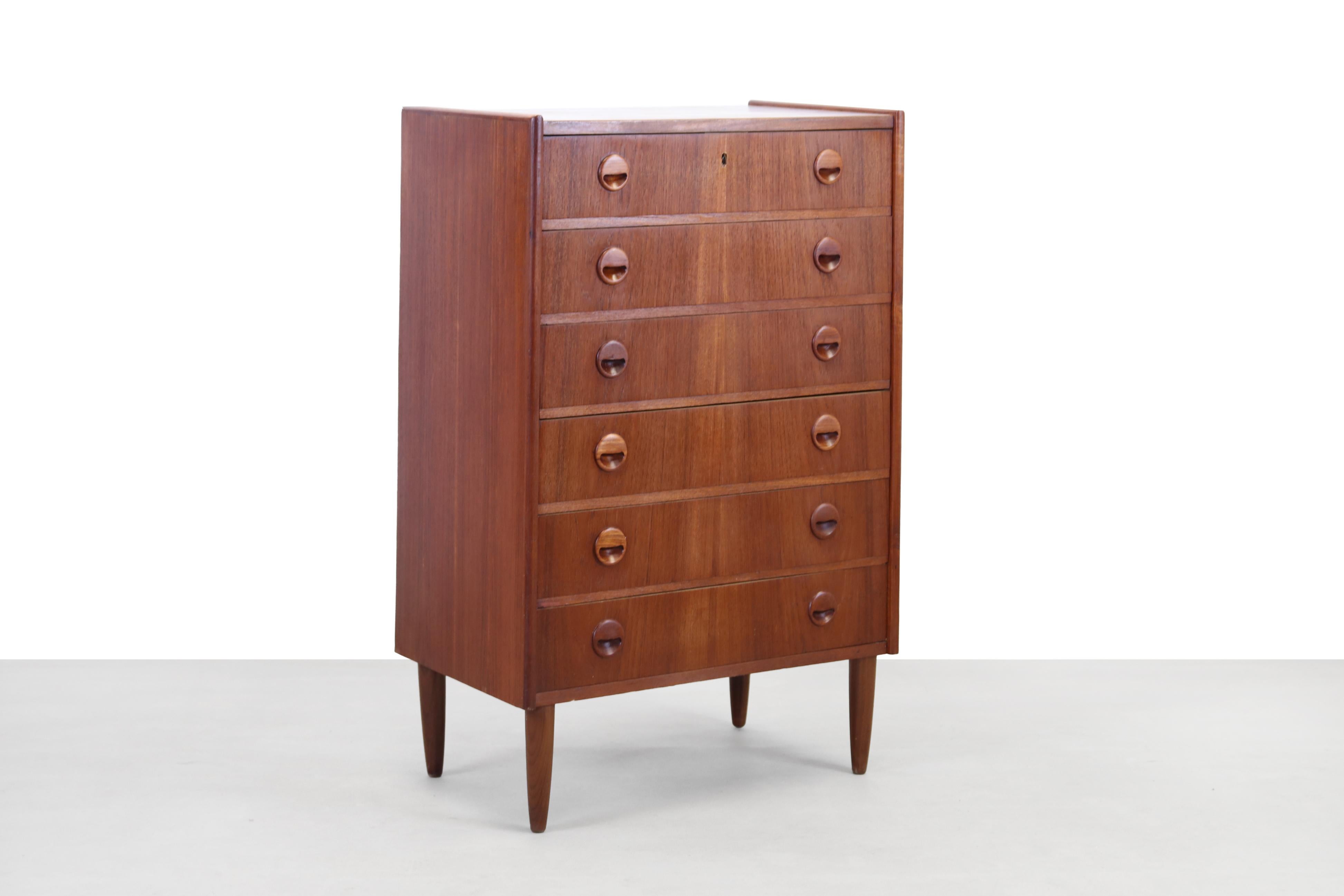 Danish design teak chest of drawers with 6 drawers. Made of teak wood with beautiful round handles. This chest of drawers comes from the 1960's from Denmark. Use this cabinet in the hallway, in the bedroom for your socks and underwear, or even