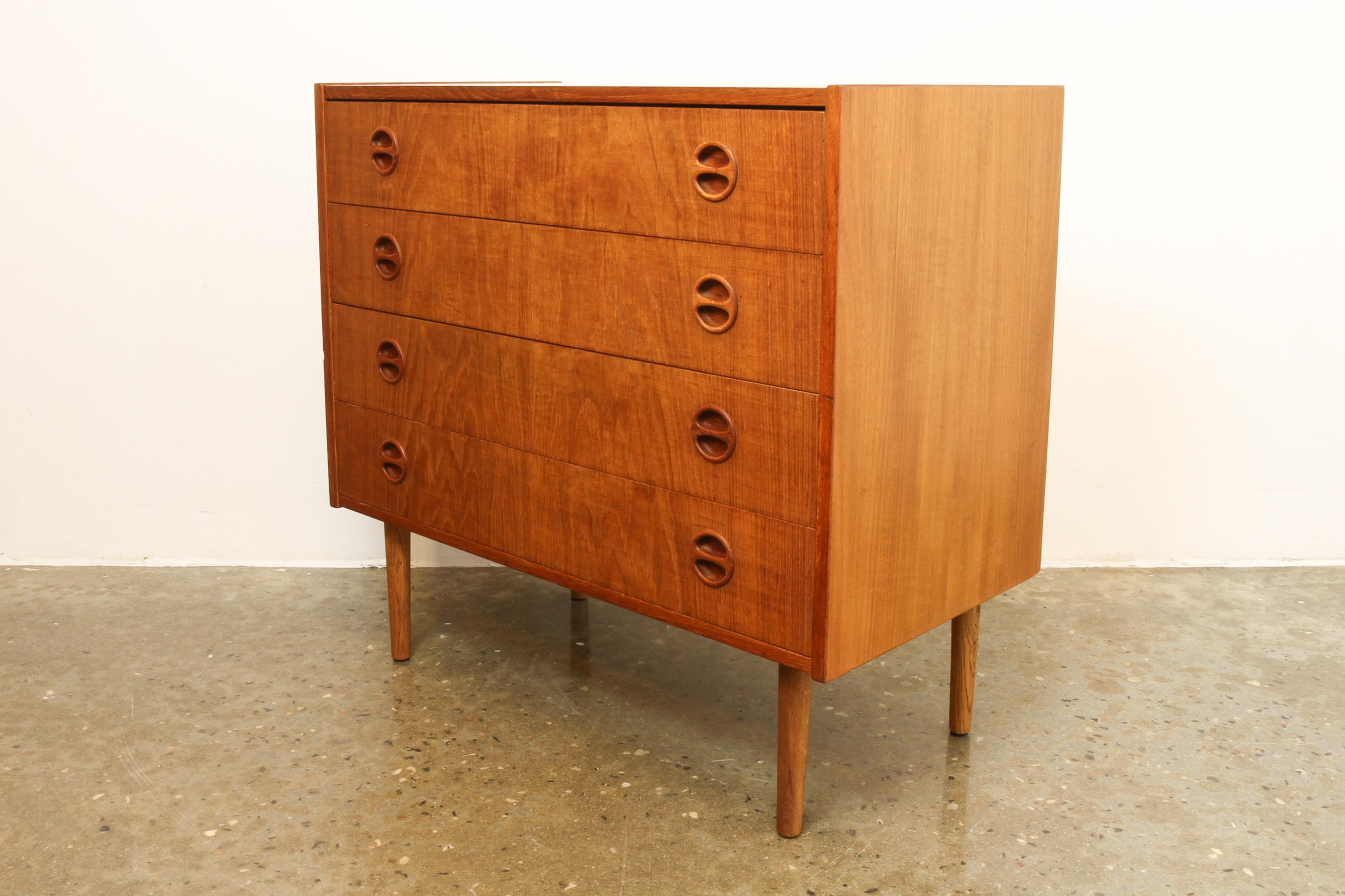 Danish teak chest of drawers, 1960s
Elegant Classic commode in teak with four wide drawers. Decorative grips in solid teak. Standing on round tapered legs. Very practical little piece with great storage capacity.
Good vintage condition and lovely