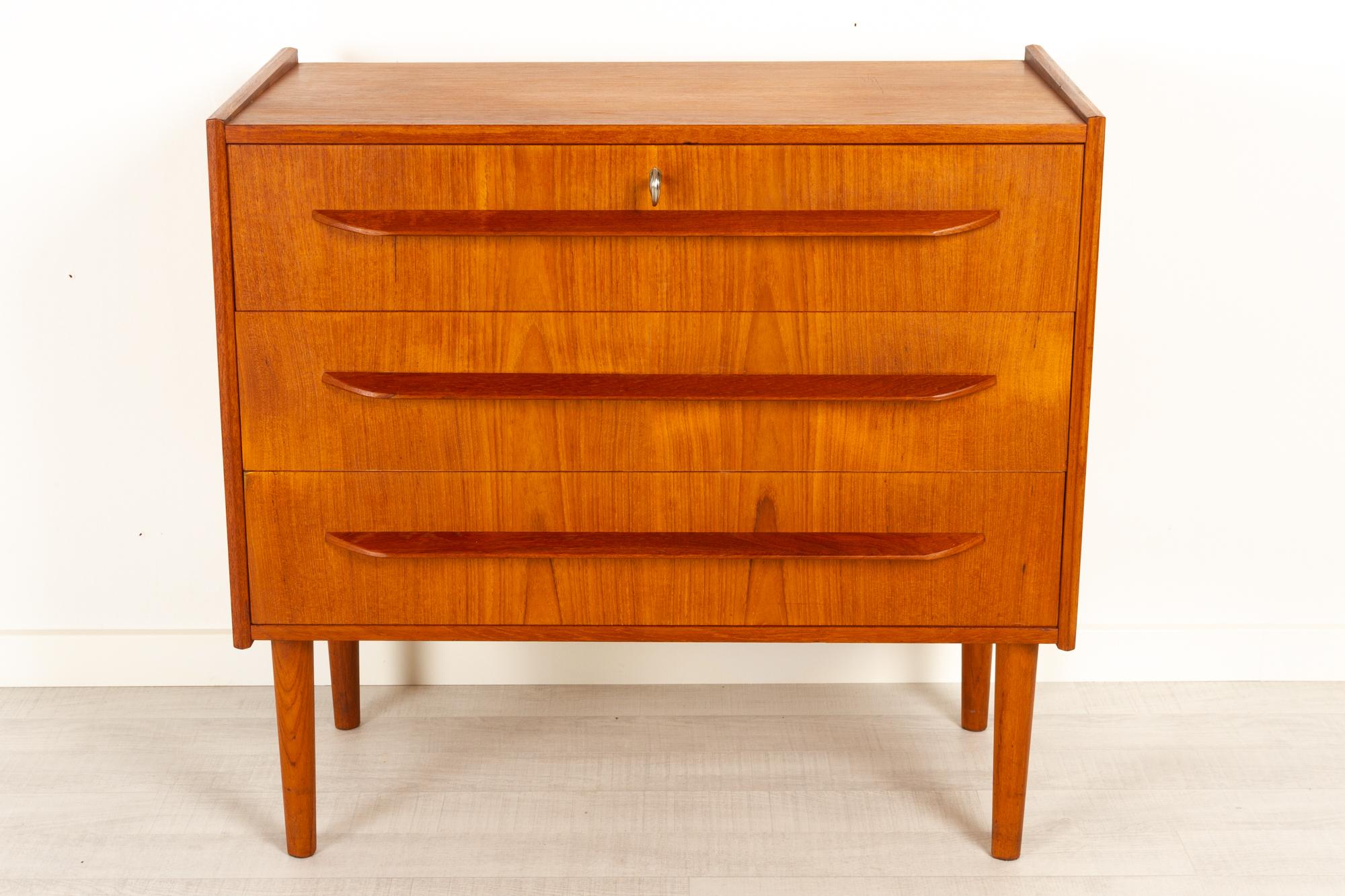 Danish teak chest of drawers 1960s
Danish modern 3-drawer dresser on round tapered legs.
Three wide drawers with dovetail joints. Pulls in solid teak. Top drawer with lock and key.
Very good condition. Only few signs of use. One drawer corner has