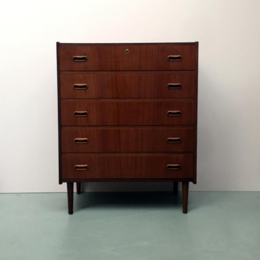 Danish teak chest of drawers, 1960s. Danish teak chest of drawers with five drawers, with shaped handles and turned legs. Very good conditions.
   