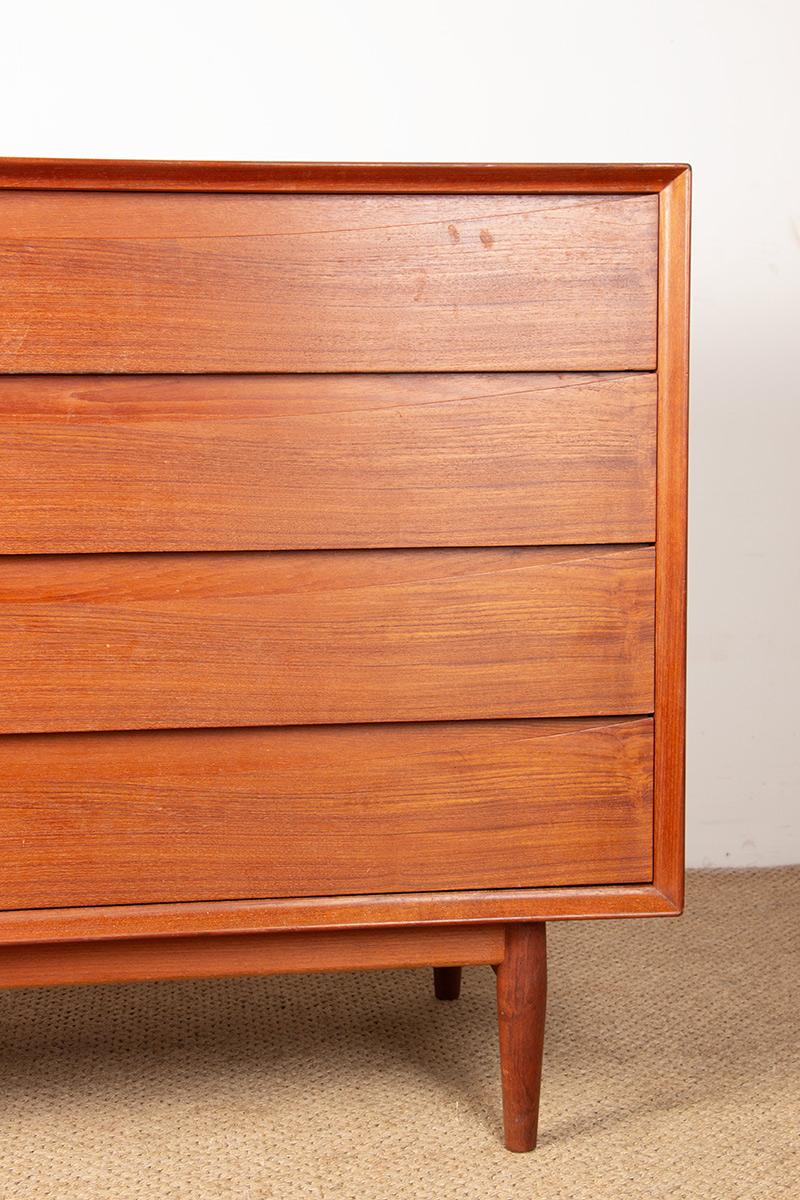 Scandinavian Modern Danish teak chest of drawers, 4 drawers by Arne Vodder for Sibast 1960. For Sale