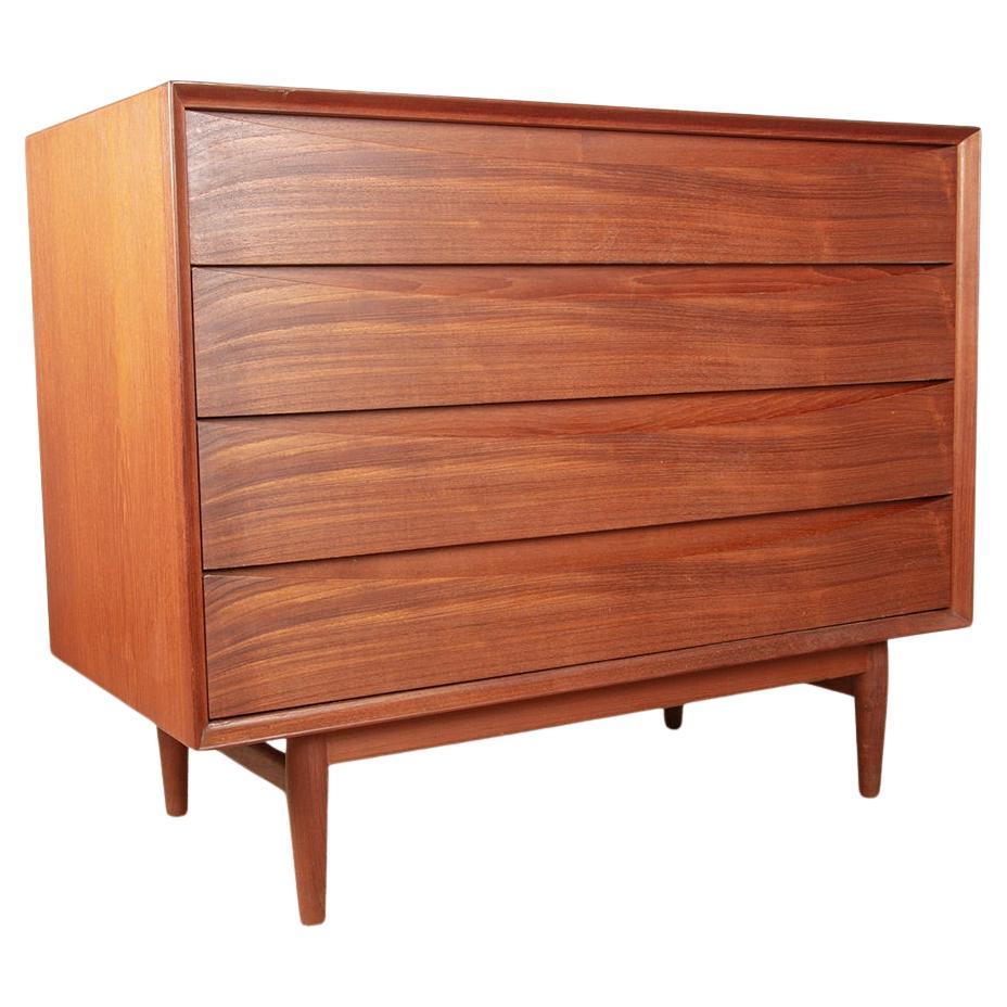 Danish teak chest of drawers, 4 drawers by Arne Vodder for Sibast 1960. For Sale