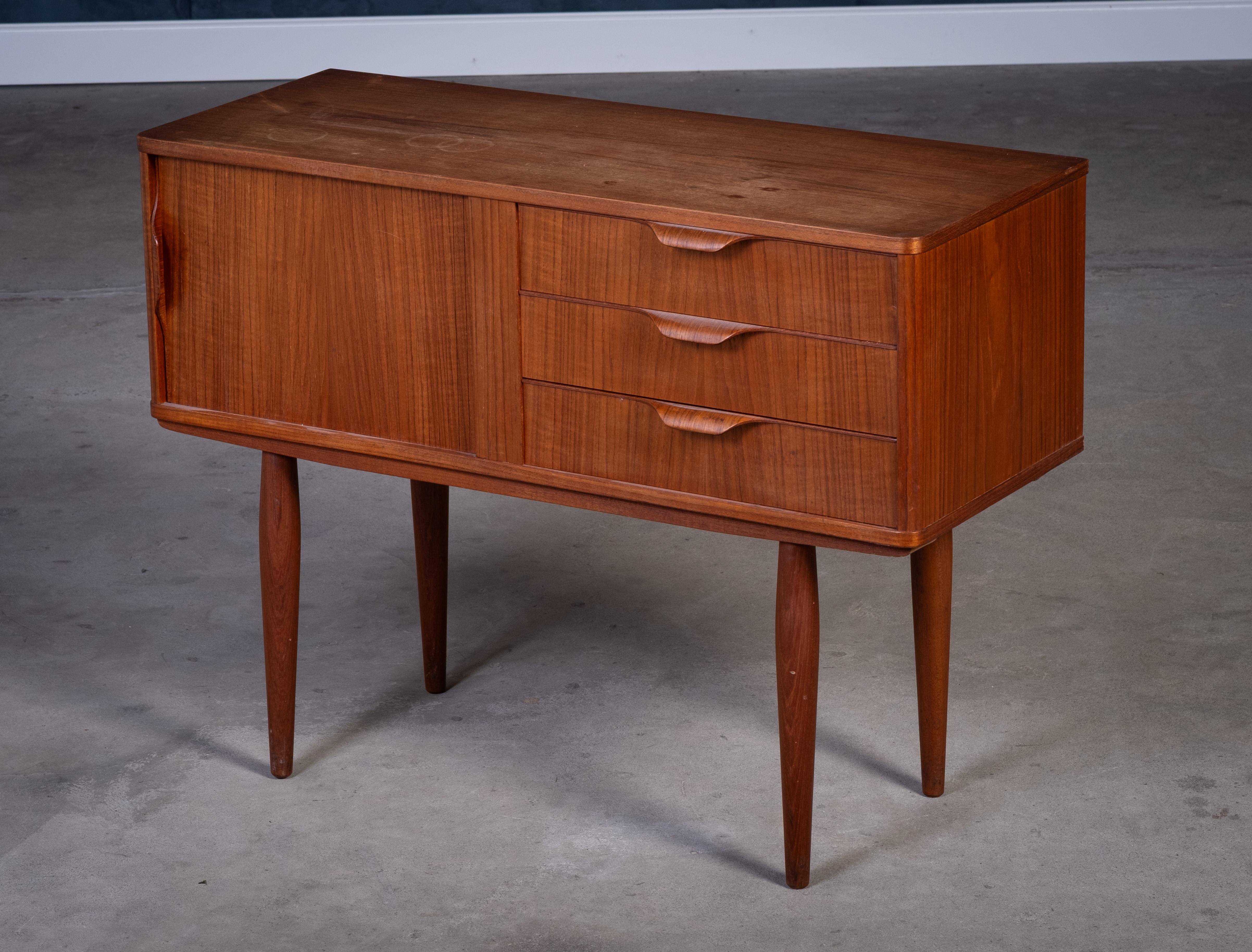 Mid-Century moderno Cassettiera danese in teak attribuita ad Aksel Kjersgaard, anni '60 in vendita