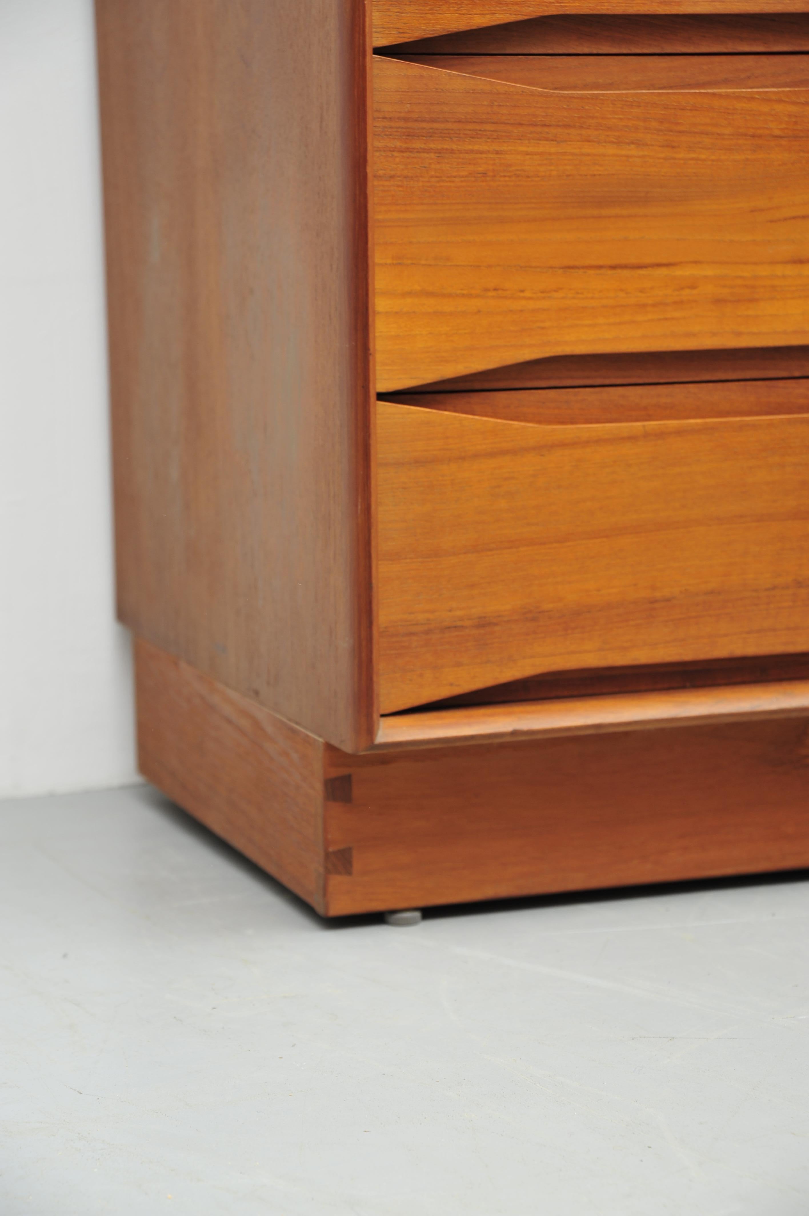 Cassettiera danese in teak di Dyrlund, design scandinavo di metà secolo in vendita 3