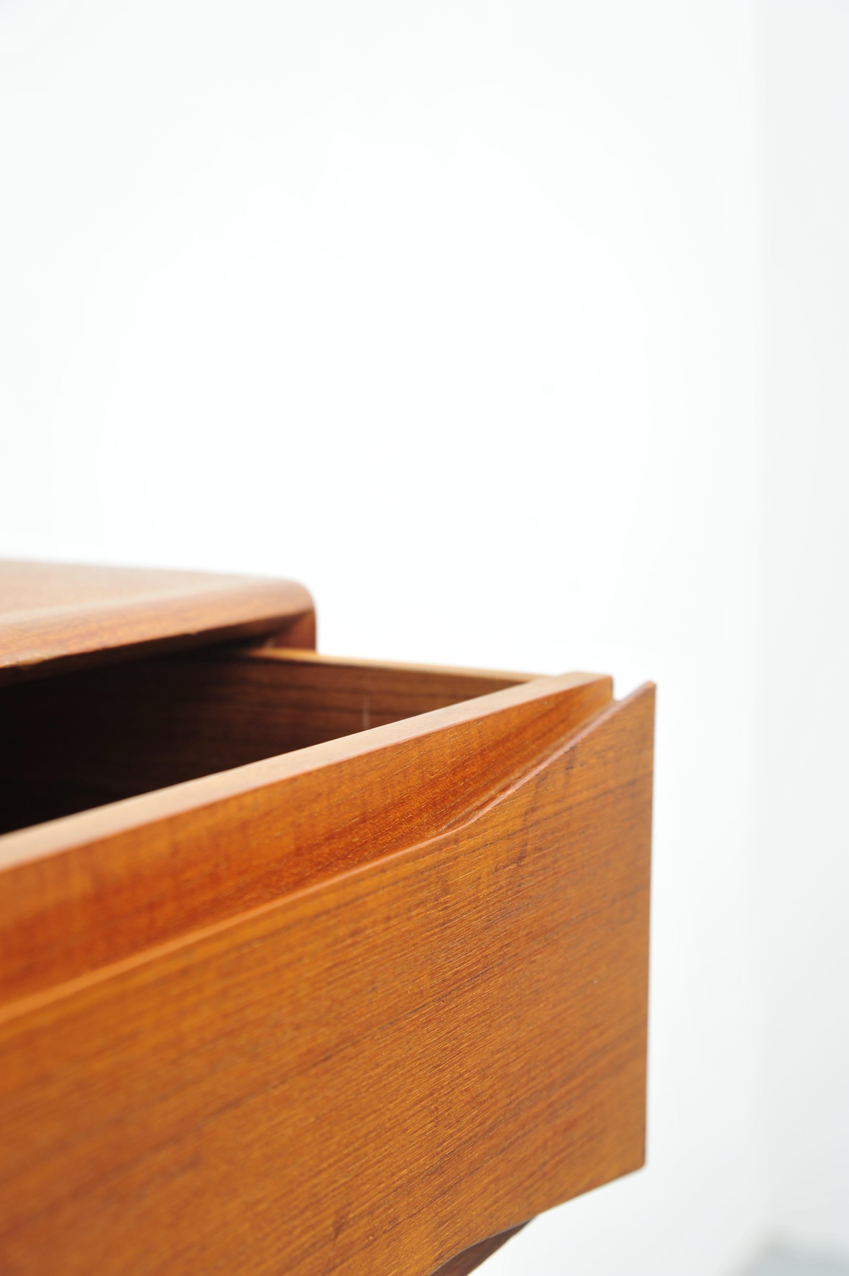 Cassettiera danese in teak di Dyrlund, design scandinavo di metà secolo in vendita 5