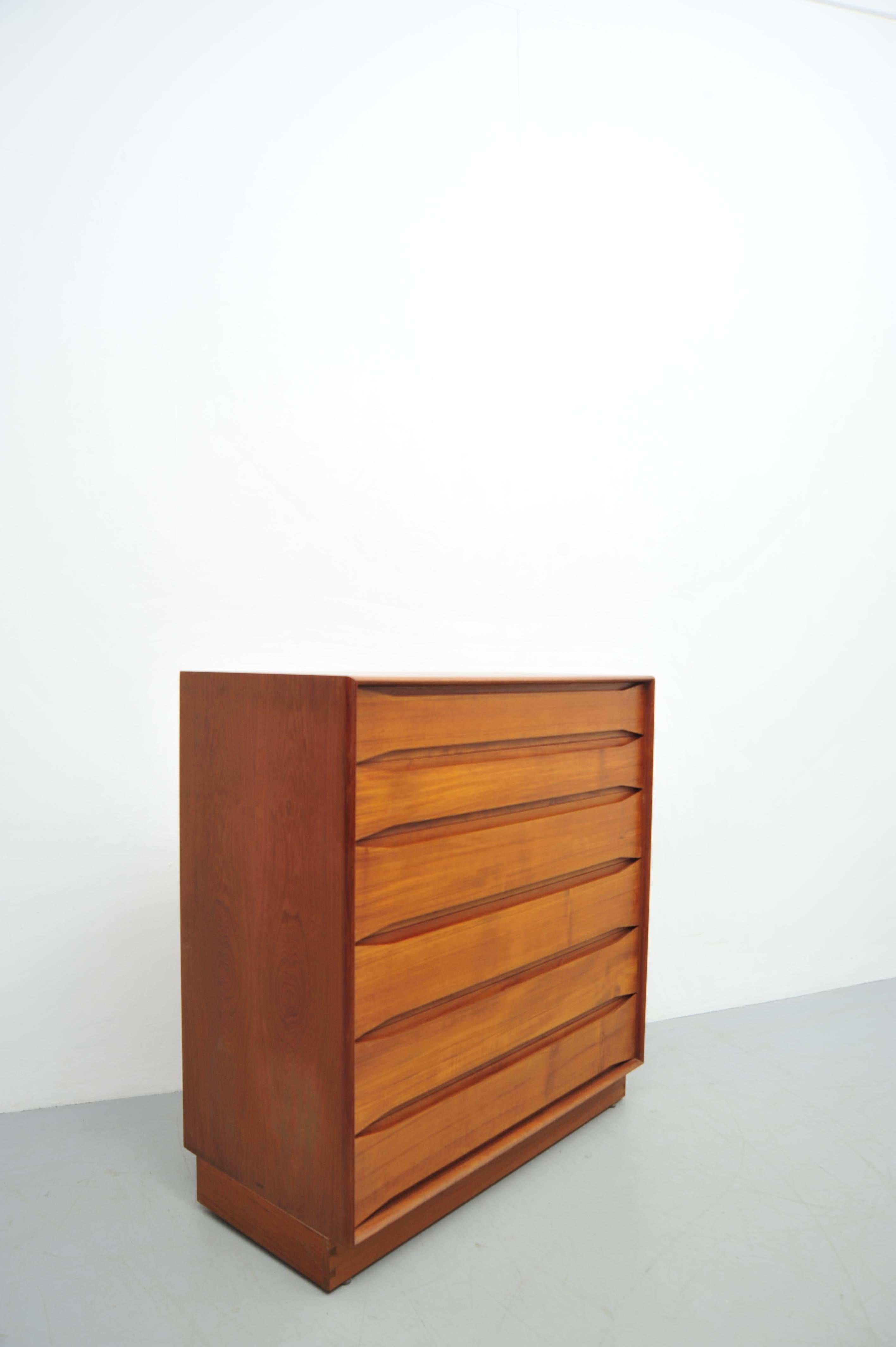 Questa cassettiera in teak di Dyrlund è uno splendido esempio di design danese degli anni '70, che unisce la funzionalità all'eleganza senza tempo dell'artigianato scandinavo. Prodotta in Danimarca, la cassapanca è realizzata in legno di teak di