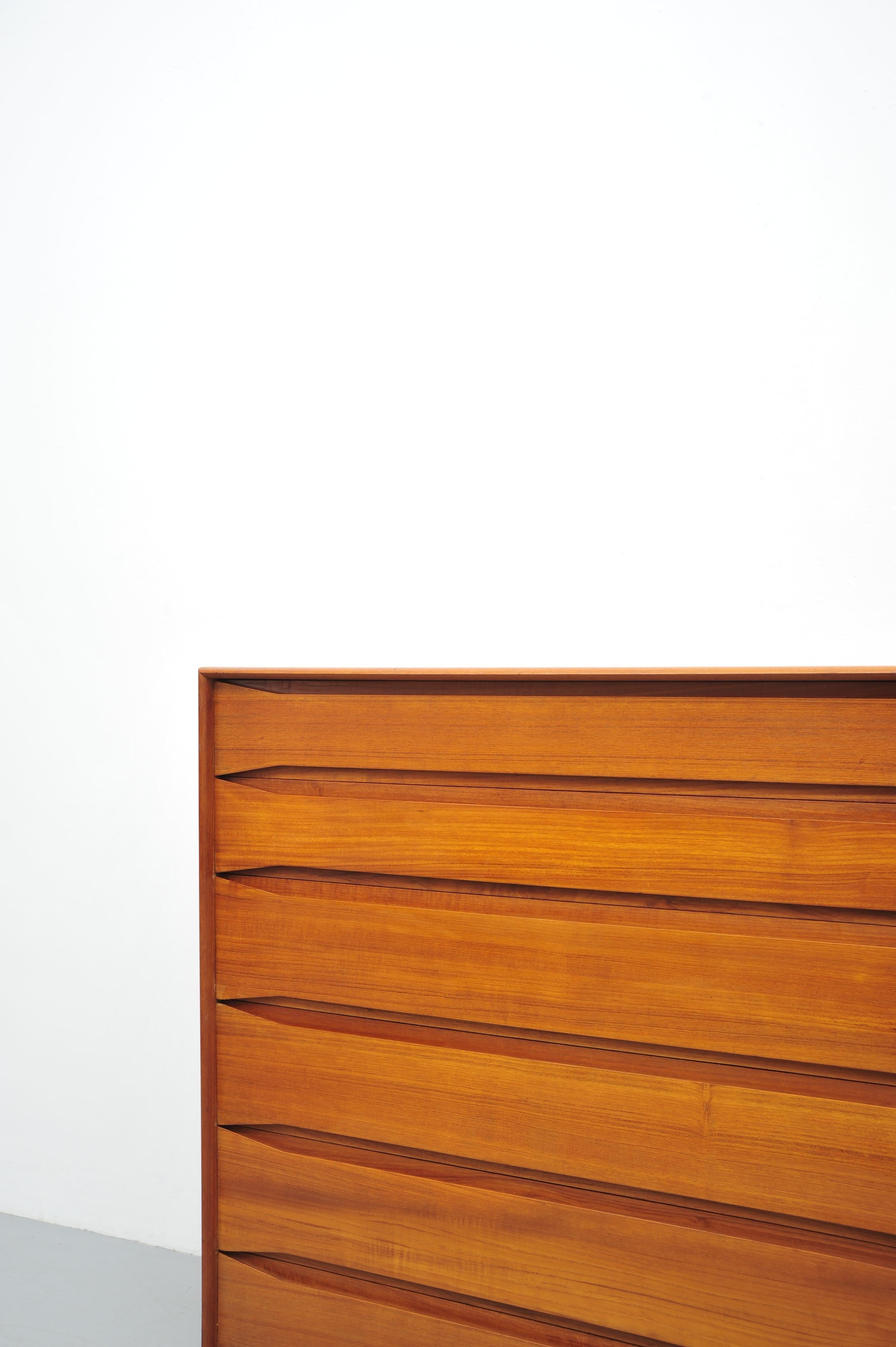 Cassettiera danese in teak di Dyrlund, design scandinavo di metà secolo in vendita 1